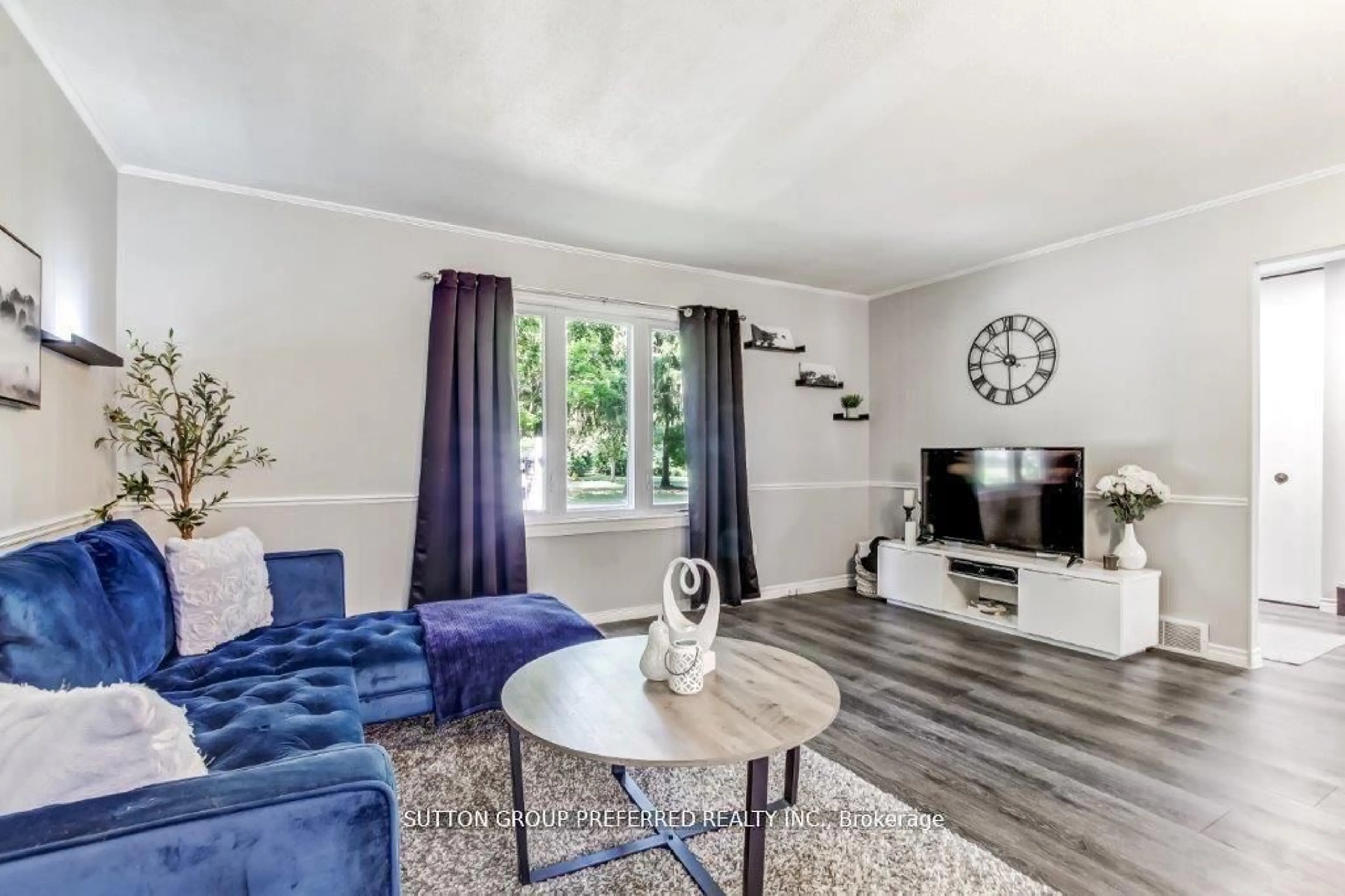 Living room with furniture, wood/laminate floor for 10 Berkshire Crt, London South Ontario N6J 3N7