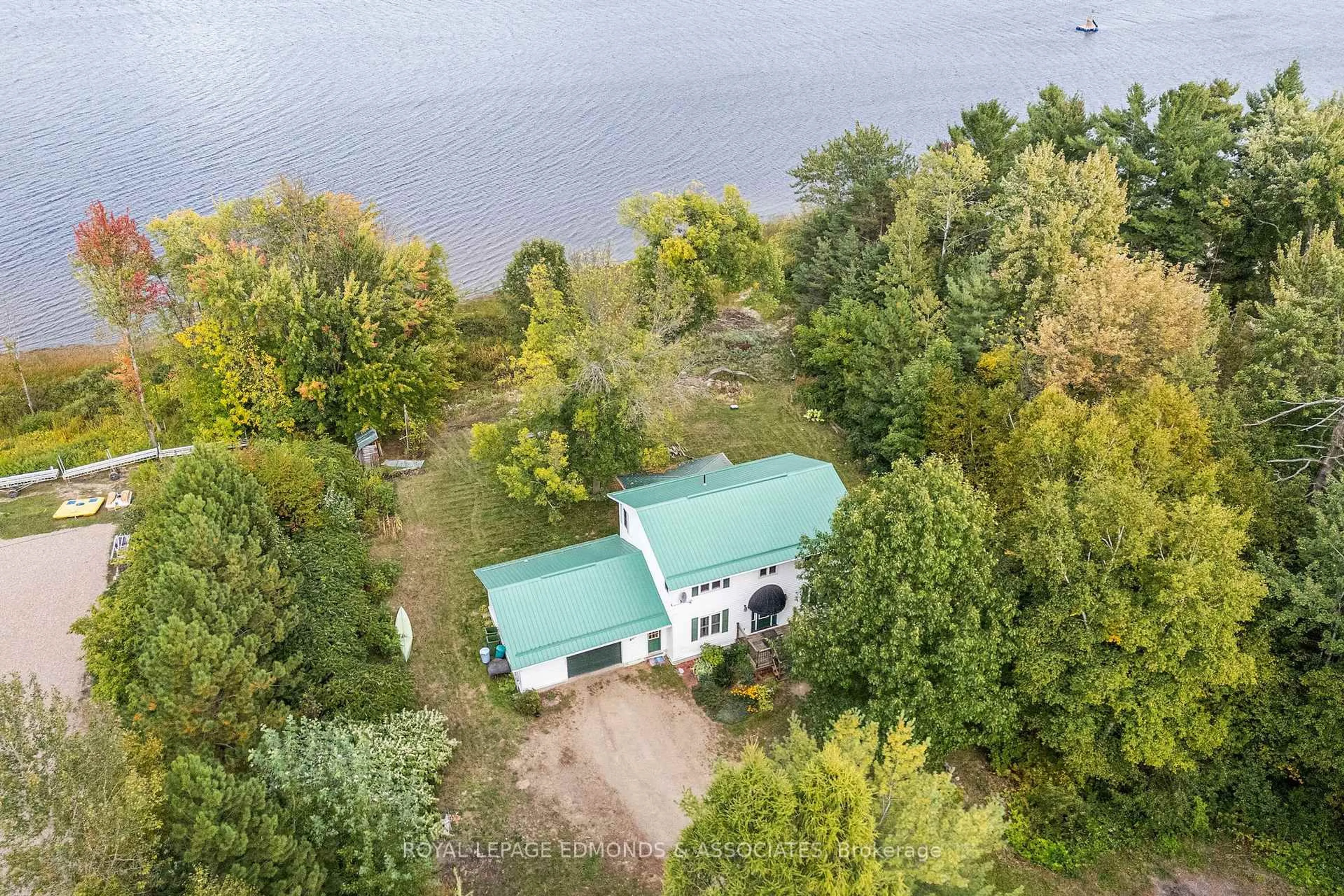 A pic from outside/outdoor area/front of a property/back of a property/a pic from drone, water/lake/river/ocean view for 1095 MOUNTAINVIEW Dr, Laurentian Valley Ontario K8A 8E3