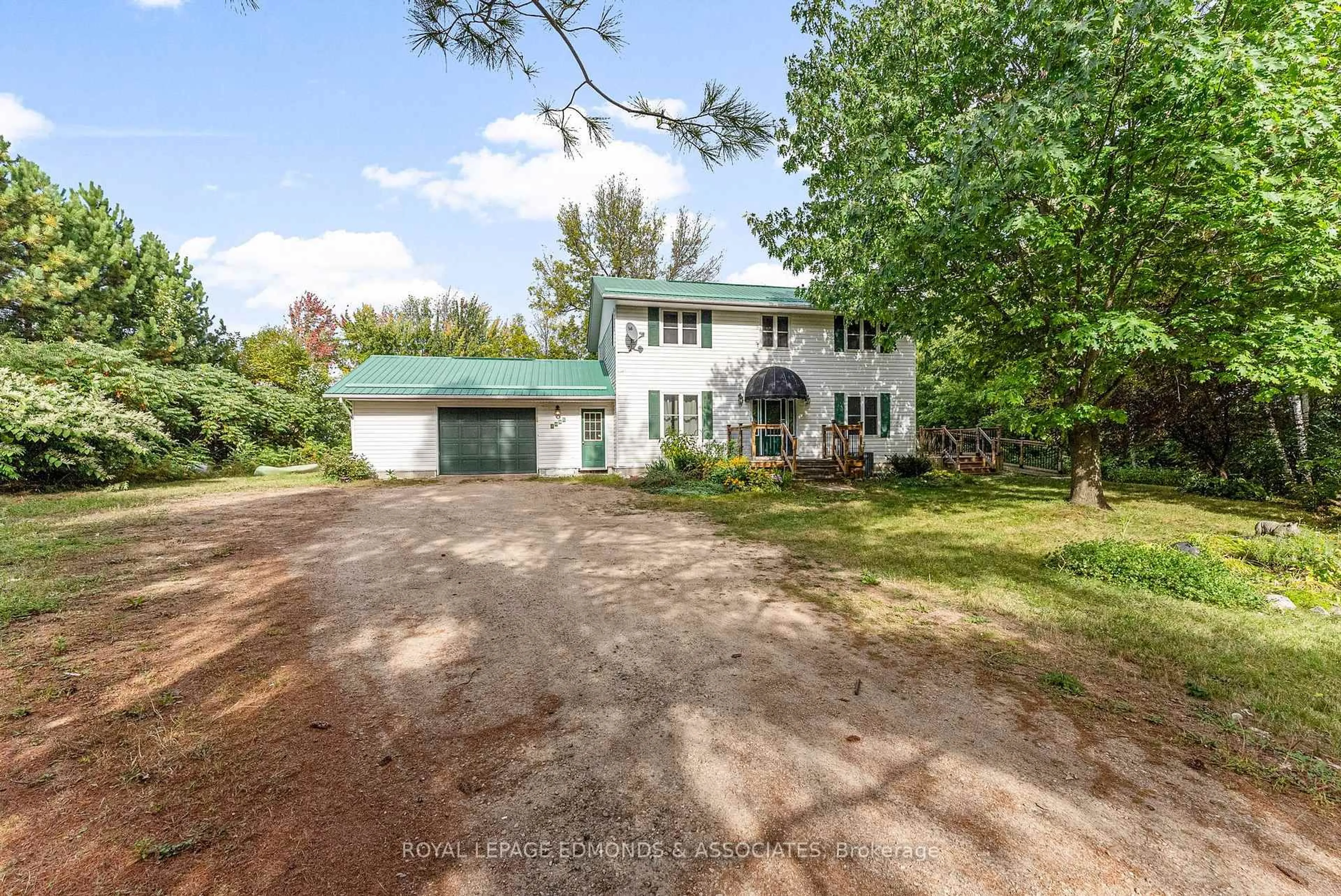 A pic from outside/outdoor area/front of a property/back of a property/a pic from drone, street for 1095 MOUNTAINVIEW Dr, Laurentian Valley Ontario K8A 8E3