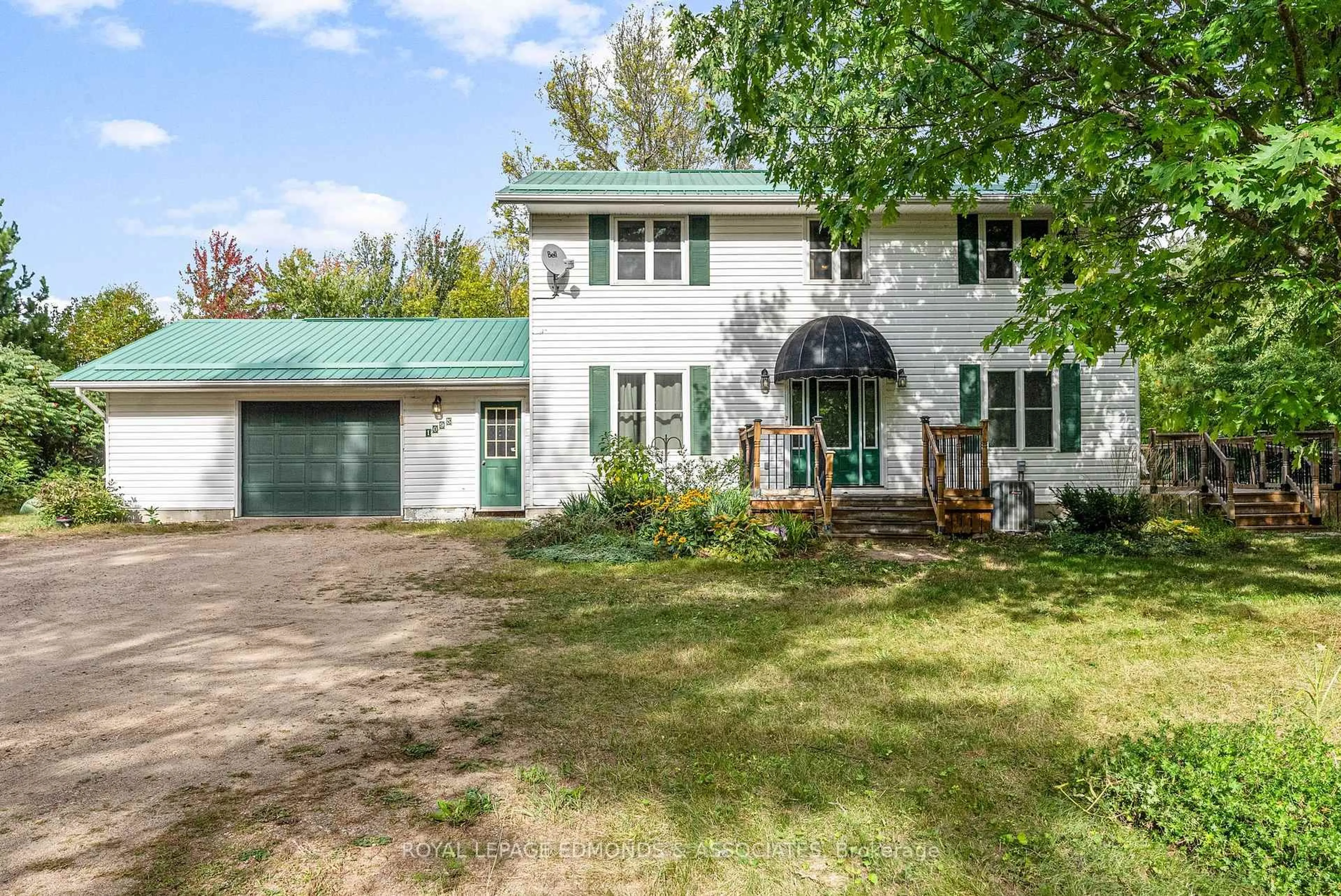 A pic from outside/outdoor area/front of a property/back of a property/a pic from drone, street for 1095 MOUNTAINVIEW Dr, Laurentian Valley Ontario K8A 8E3
