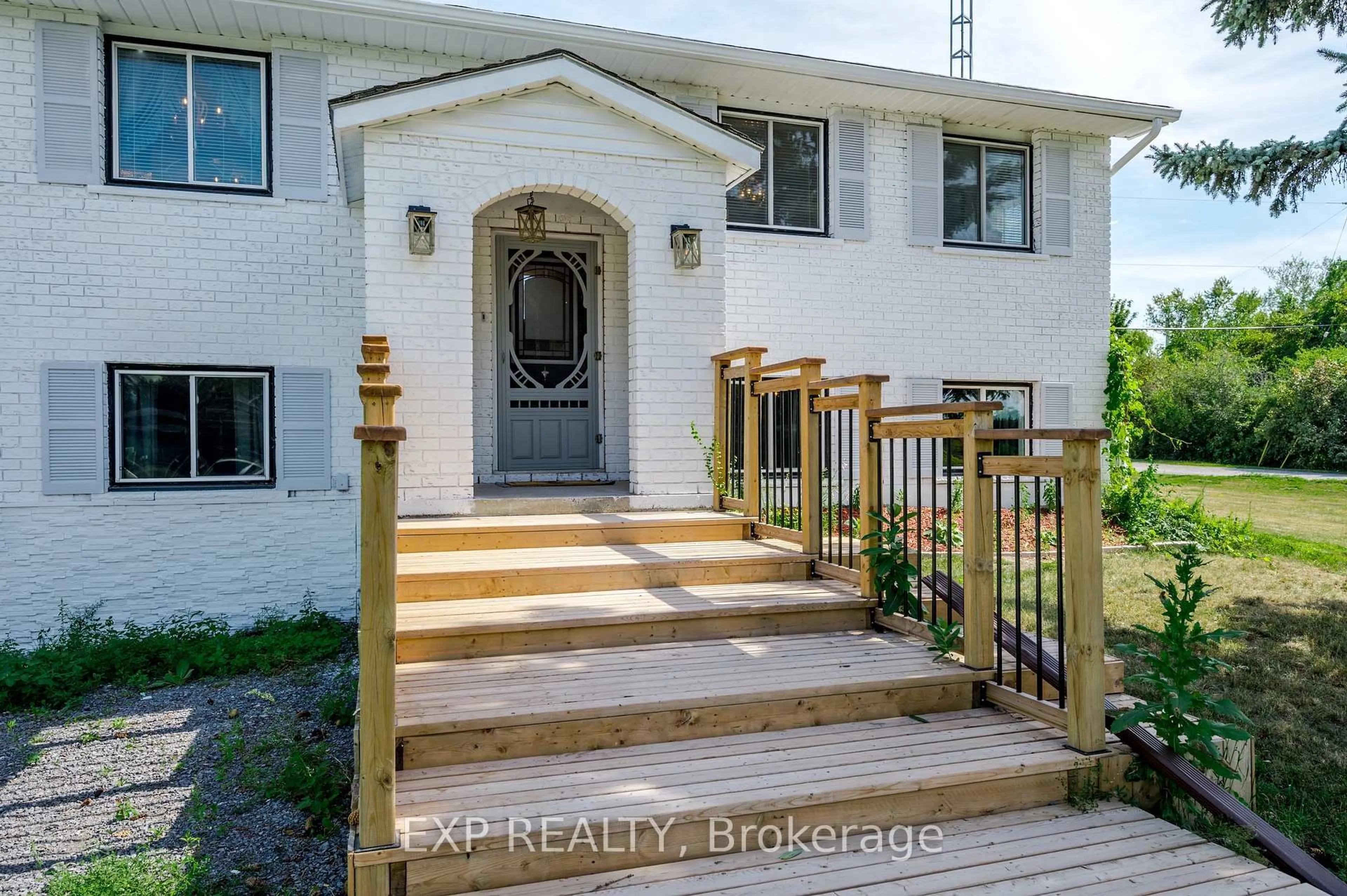 Indoor entryway for 150 Bayview Dr, Napanee Ontario K7R 3K8