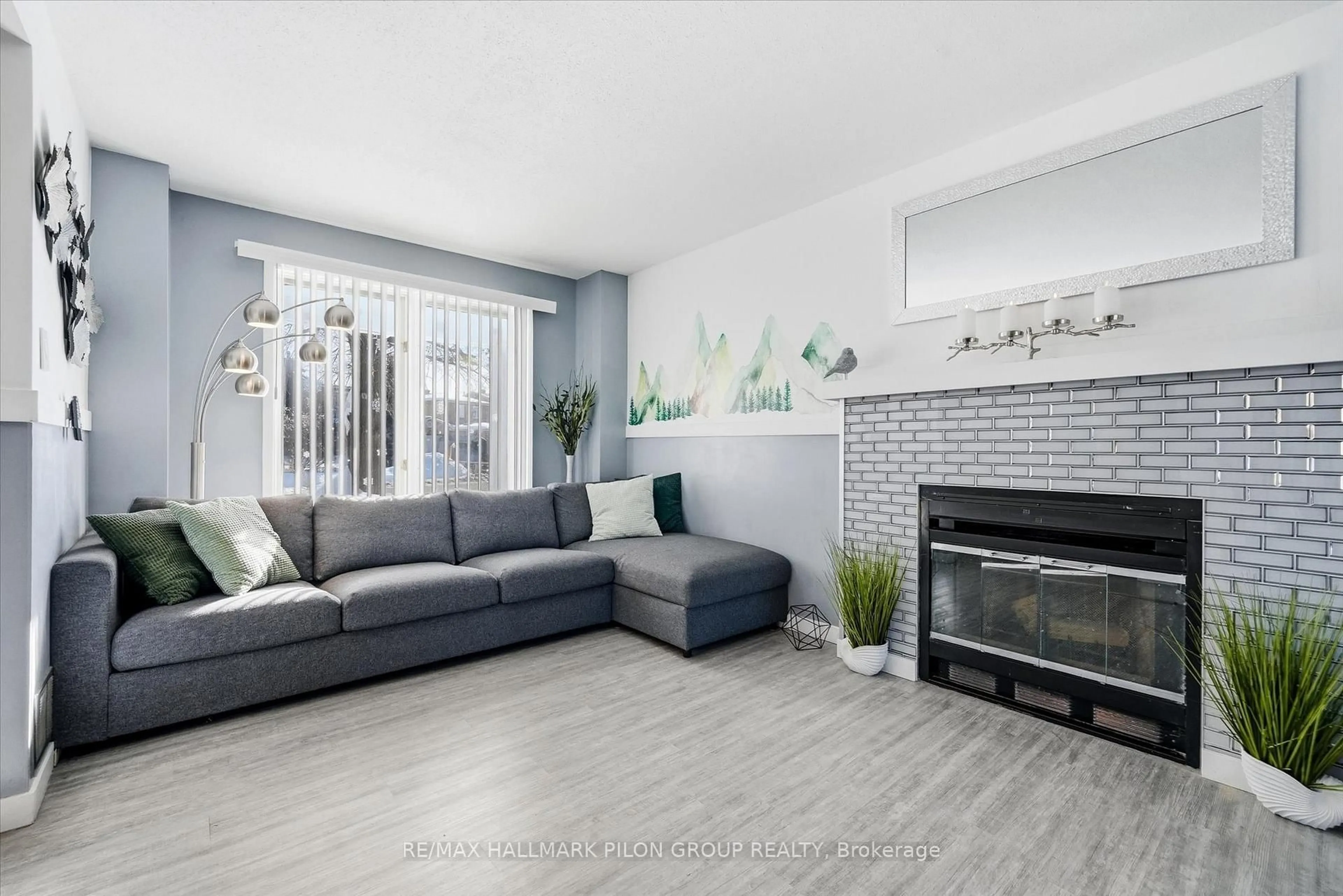 Living room with furniture, unknown for 1456 Prestone Dr, Ottawa Ontario K1E 1M4