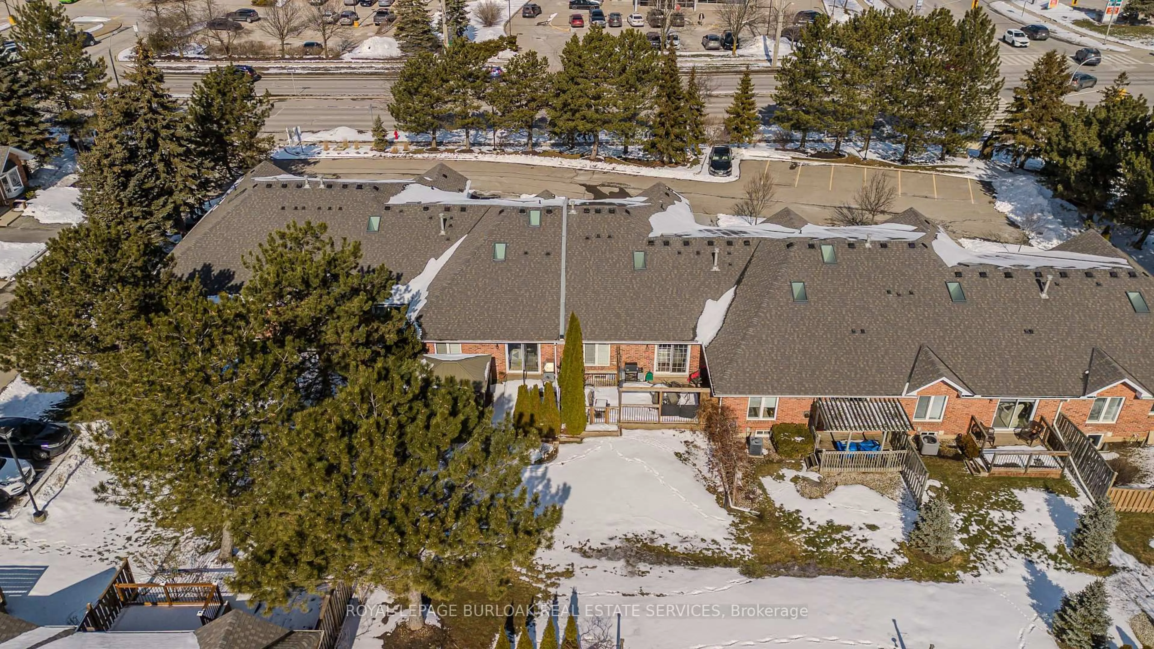 A pic from outside/outdoor area/front of a property/back of a property/a pic from drone, unknown for 20 Meadowlands Blvd #26, Hamilton Ontario L9K 1J5