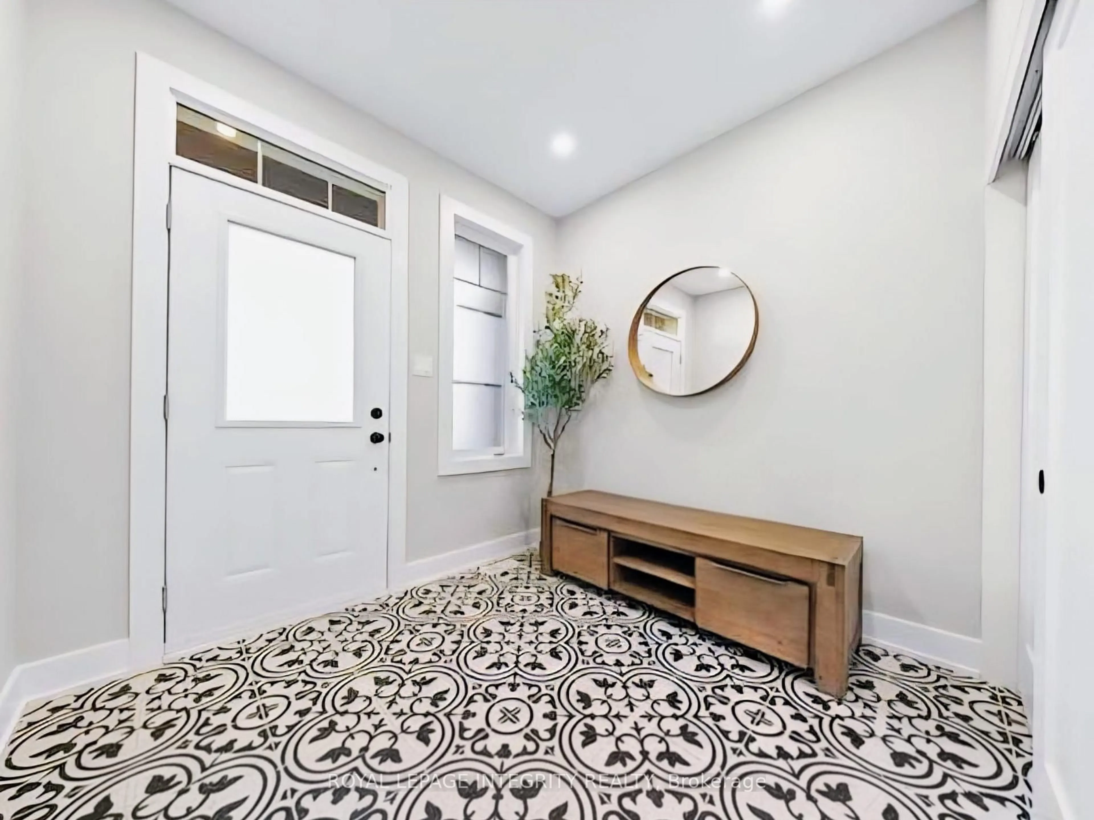 Indoor entryway for 332 Haliburton Hts, Ottawa Ontario K2V 0G1