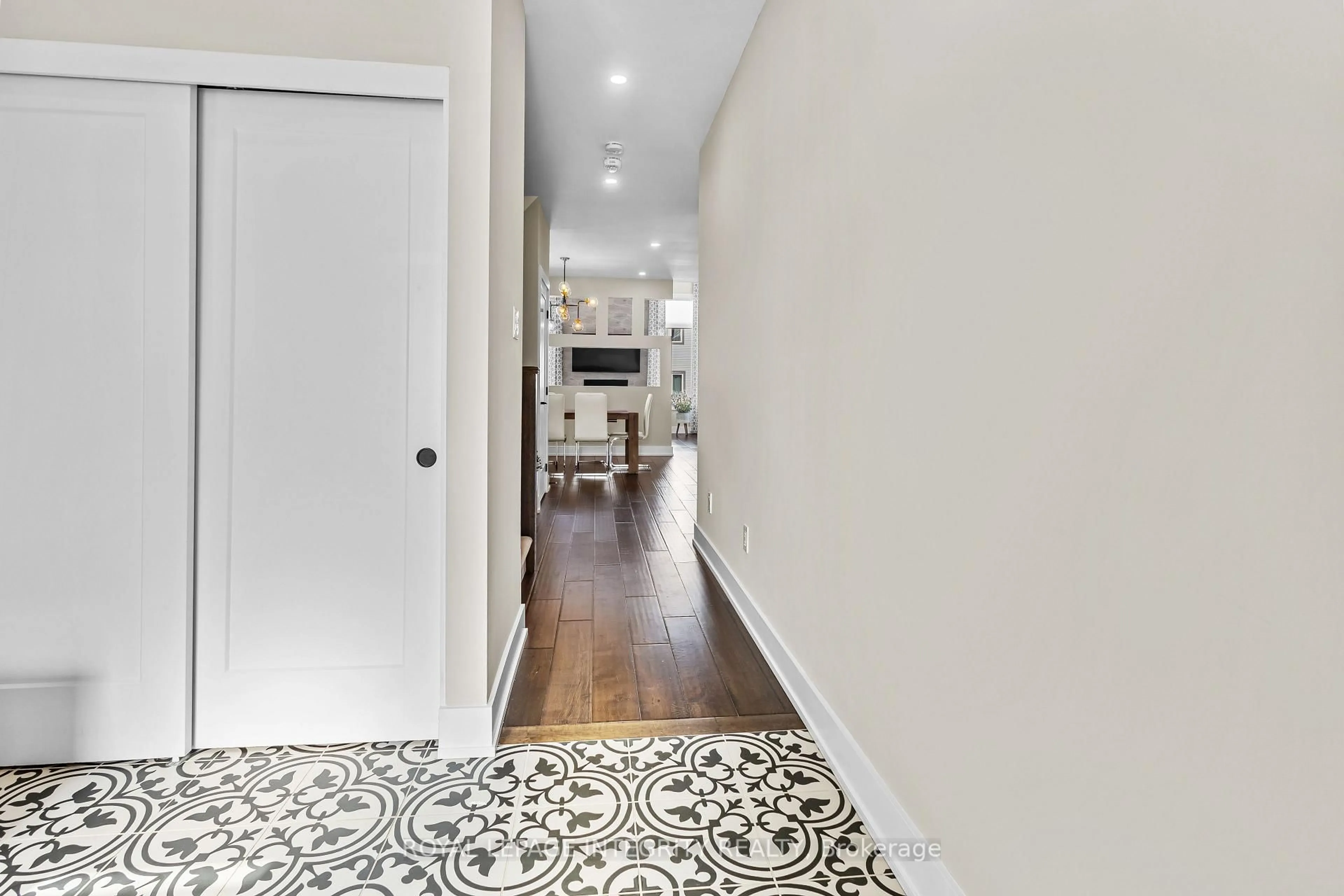 Indoor entryway for 332 Haliburton Hts, Ottawa Ontario K2V 0G1