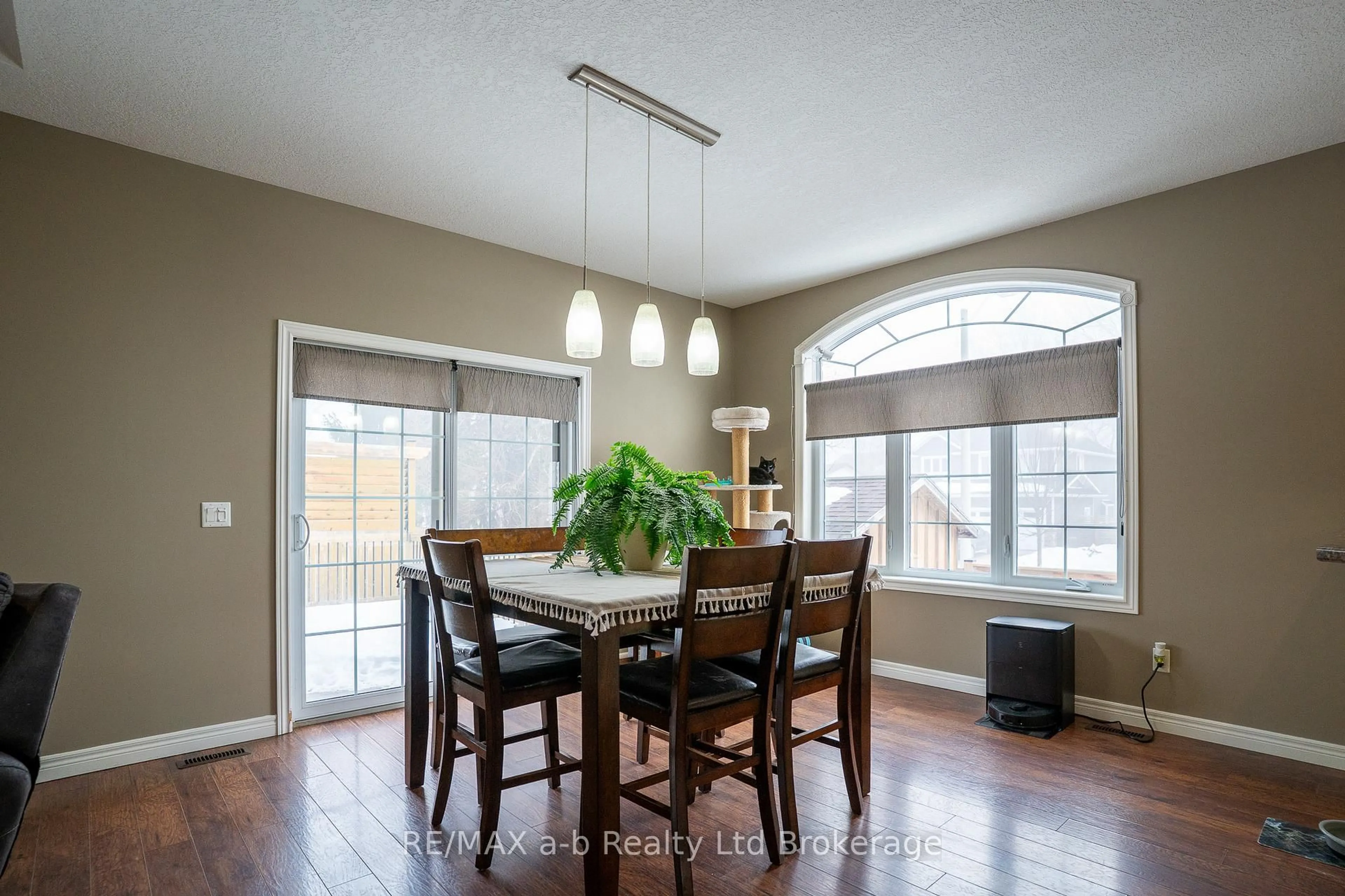 Dining room, wood/laminate floor for 7 IRVING Dr, Norwich Ontario N0J 1P0
