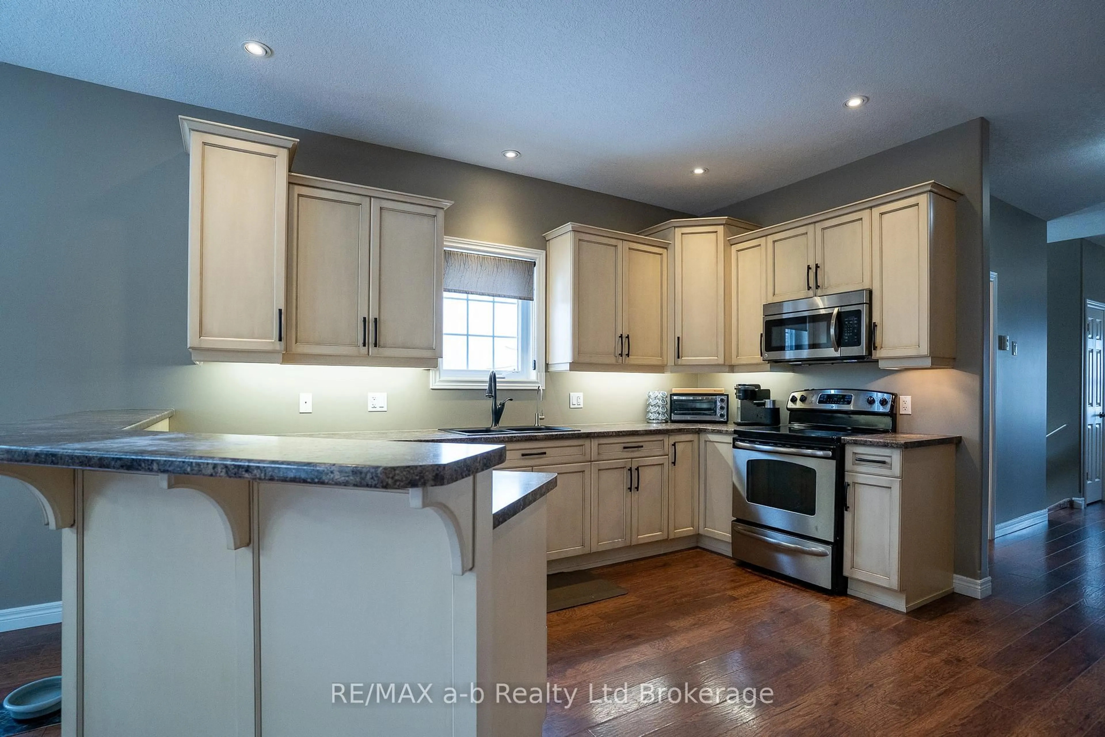 Open concept kitchen, unknown for 7 IRVING Dr, Norwich Ontario N0J 1P0