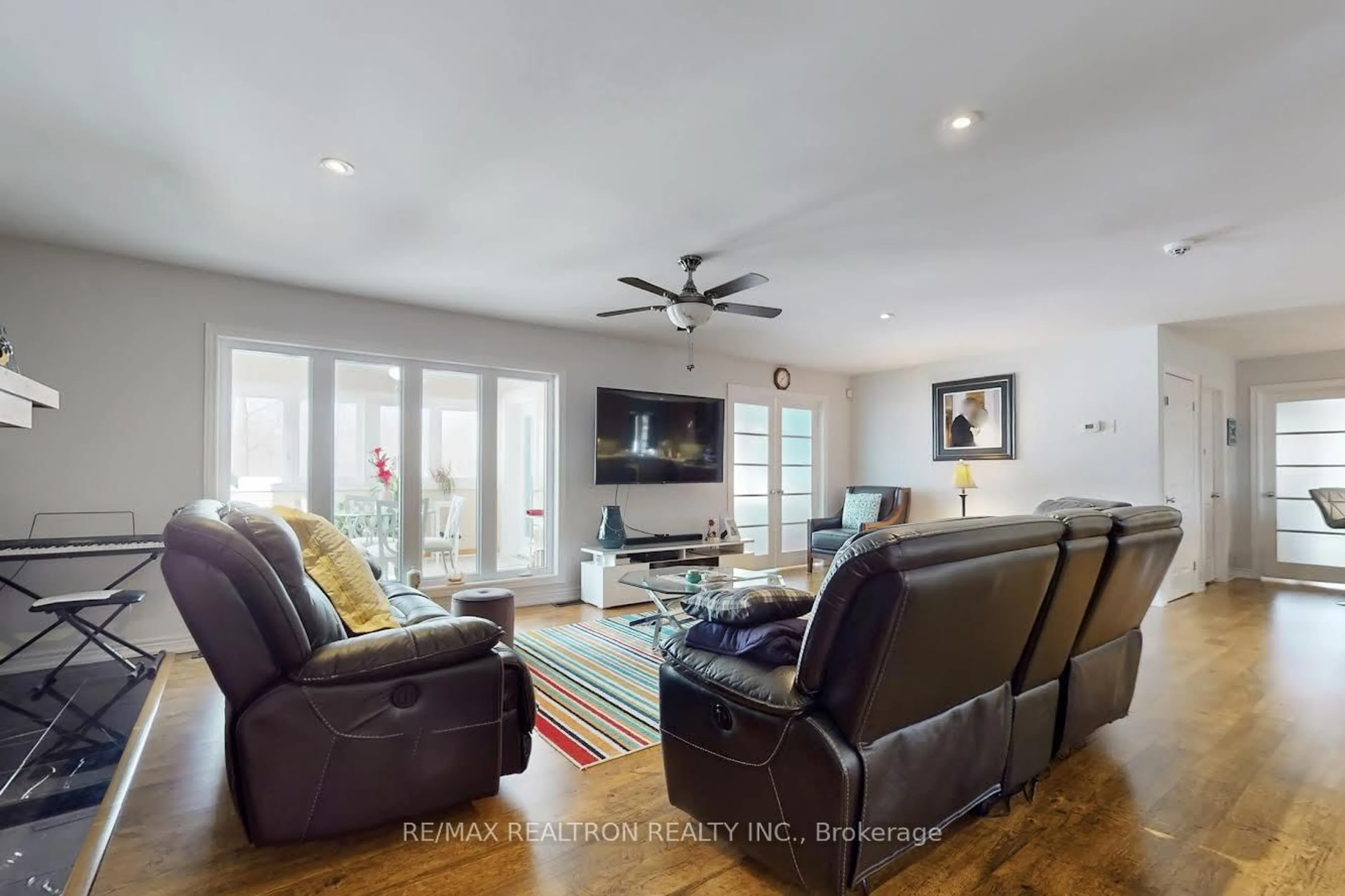 Living room with furniture, unknown for 709 Roland Rd, Pelham Ontario L0S 1C0