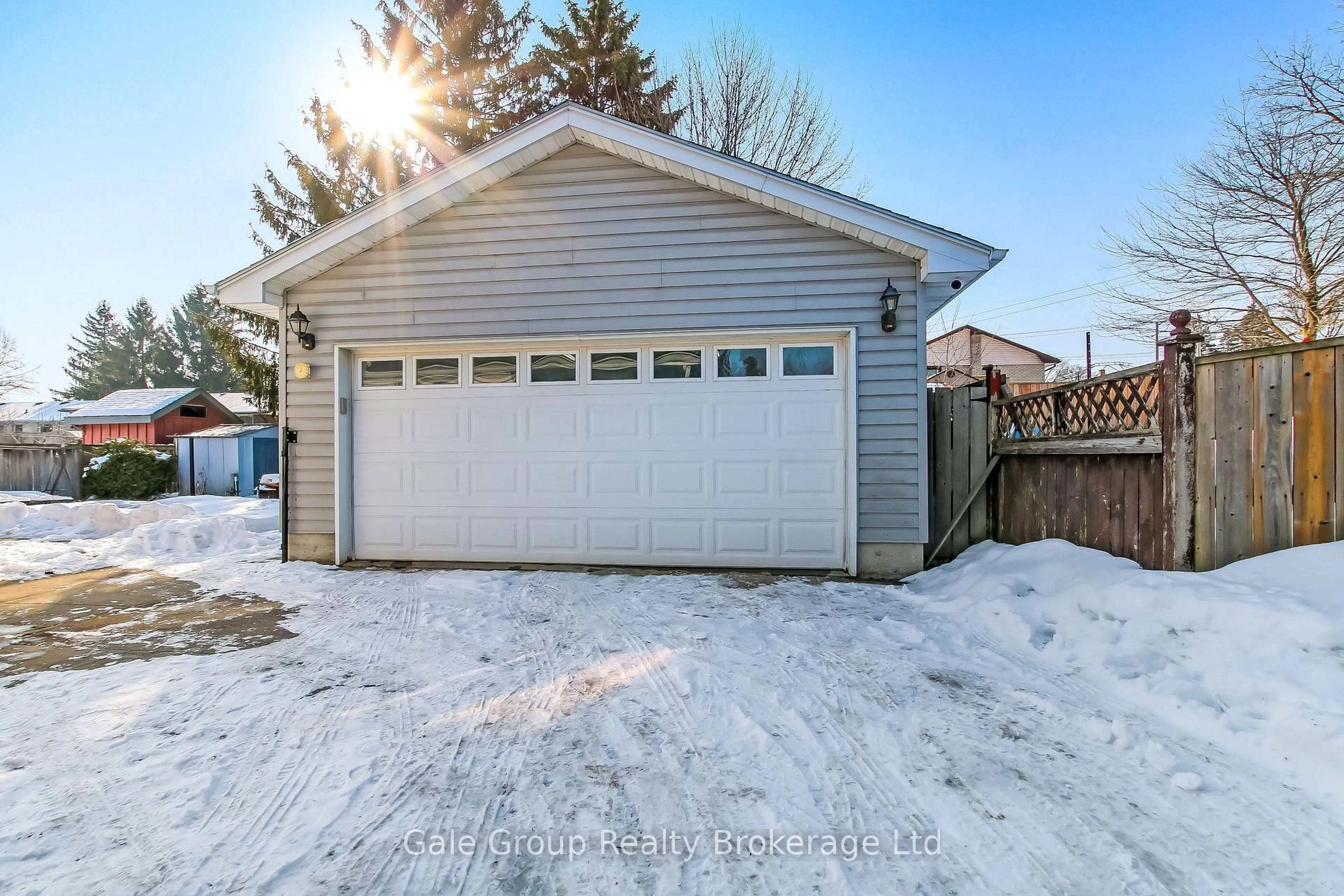 Indoor garage for 788 Gladstone Dr, Woodstock Ontario N4S 5T2