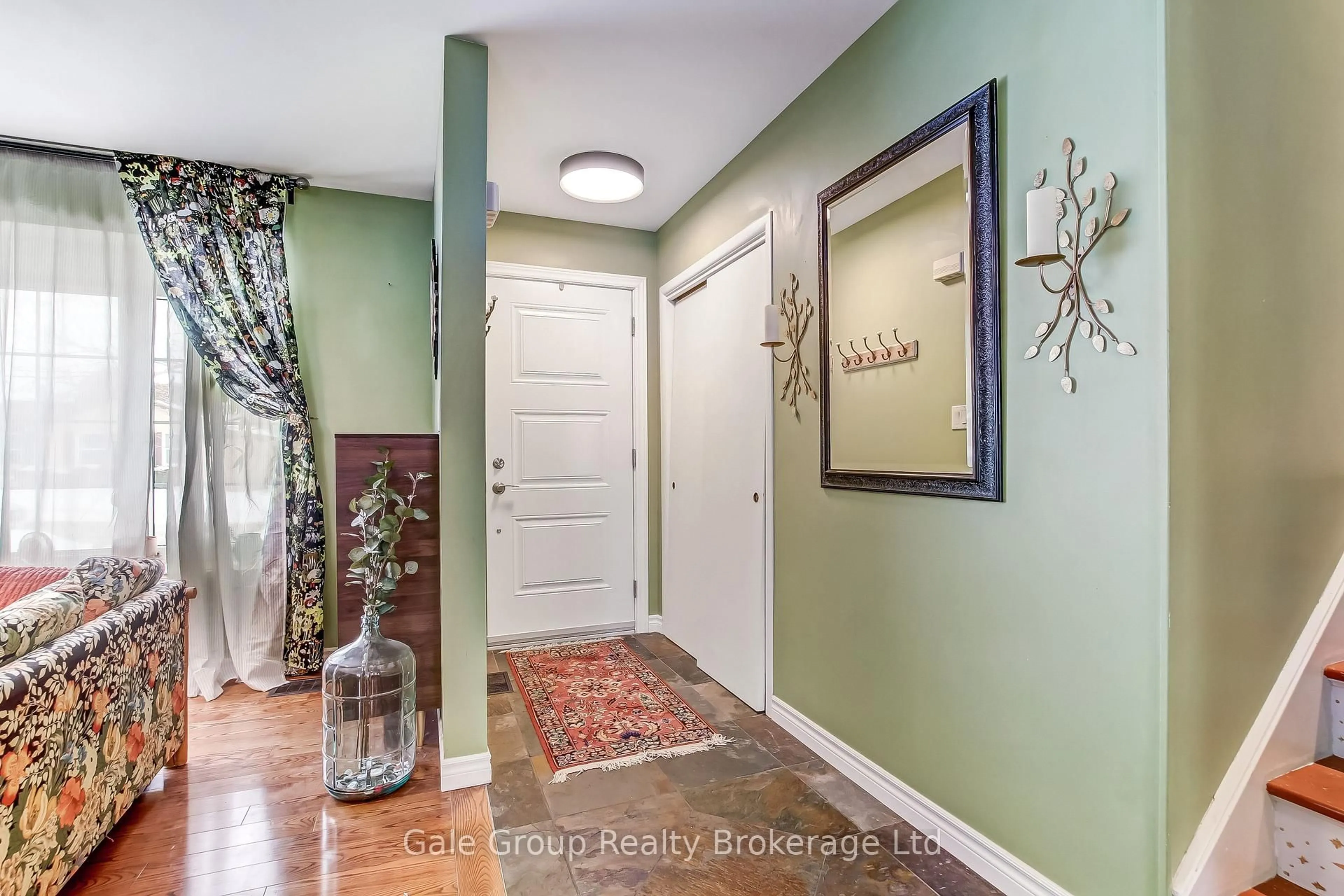 Indoor entryway for 788 Gladstone Dr, Woodstock Ontario N4S 5T2