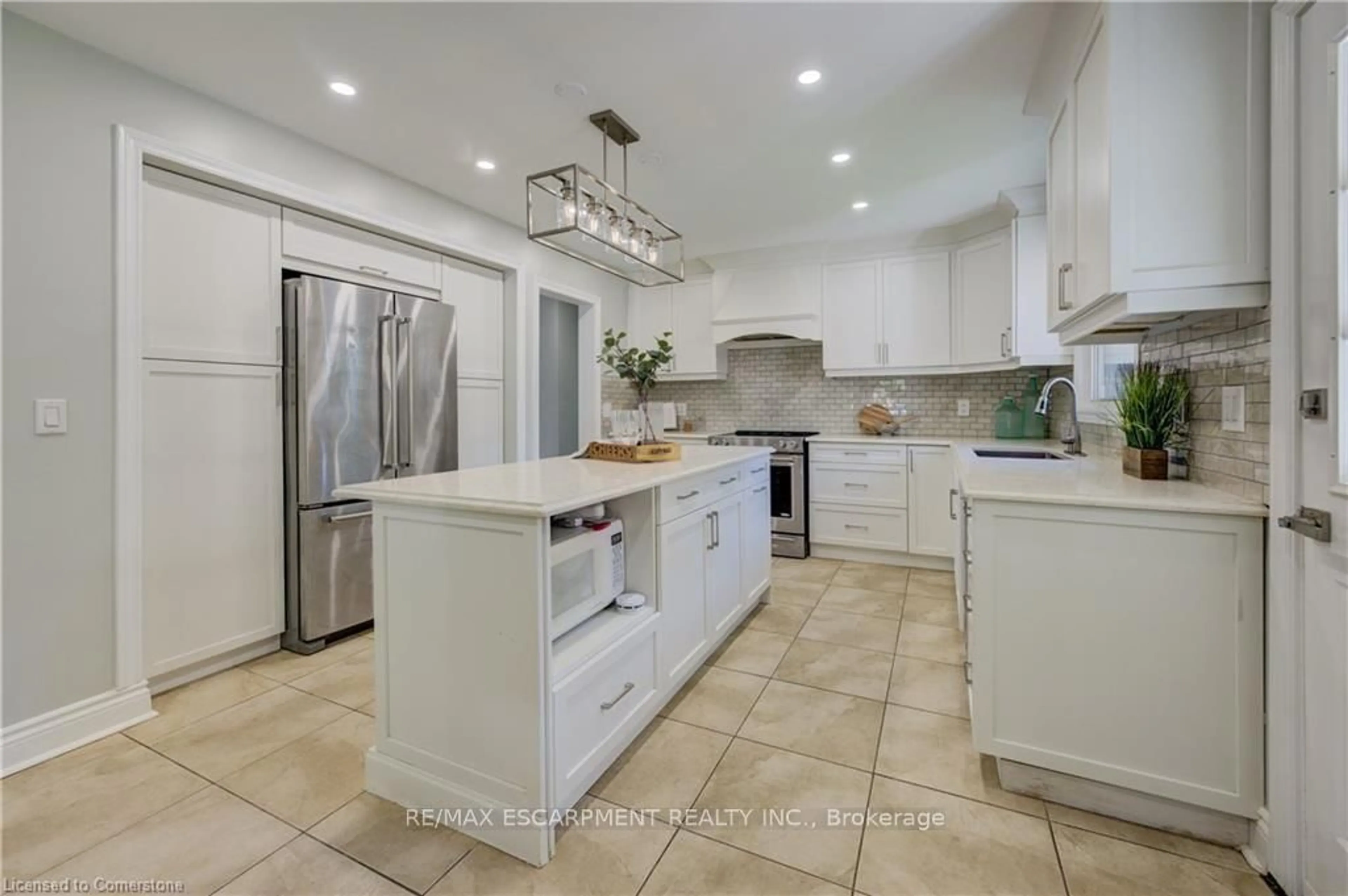 Open concept kitchen, ceramic/tile floor for 5180 Southgate Ave, Niagara Falls Ontario L2E 7G5