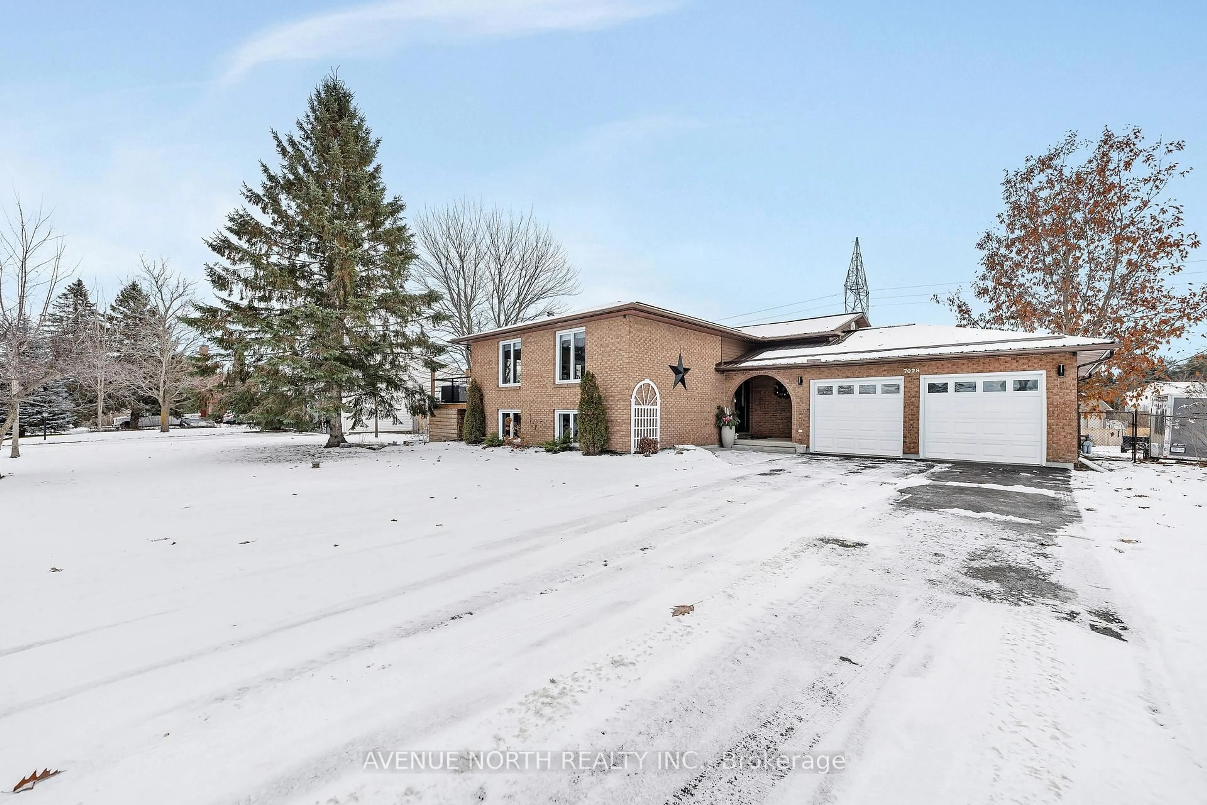 A pic from outside/outdoor area/front of a property/back of a property/a pic from drone, street for 7028 Shadow Ridge Dr, Ottawa Ontario K4P 1B7