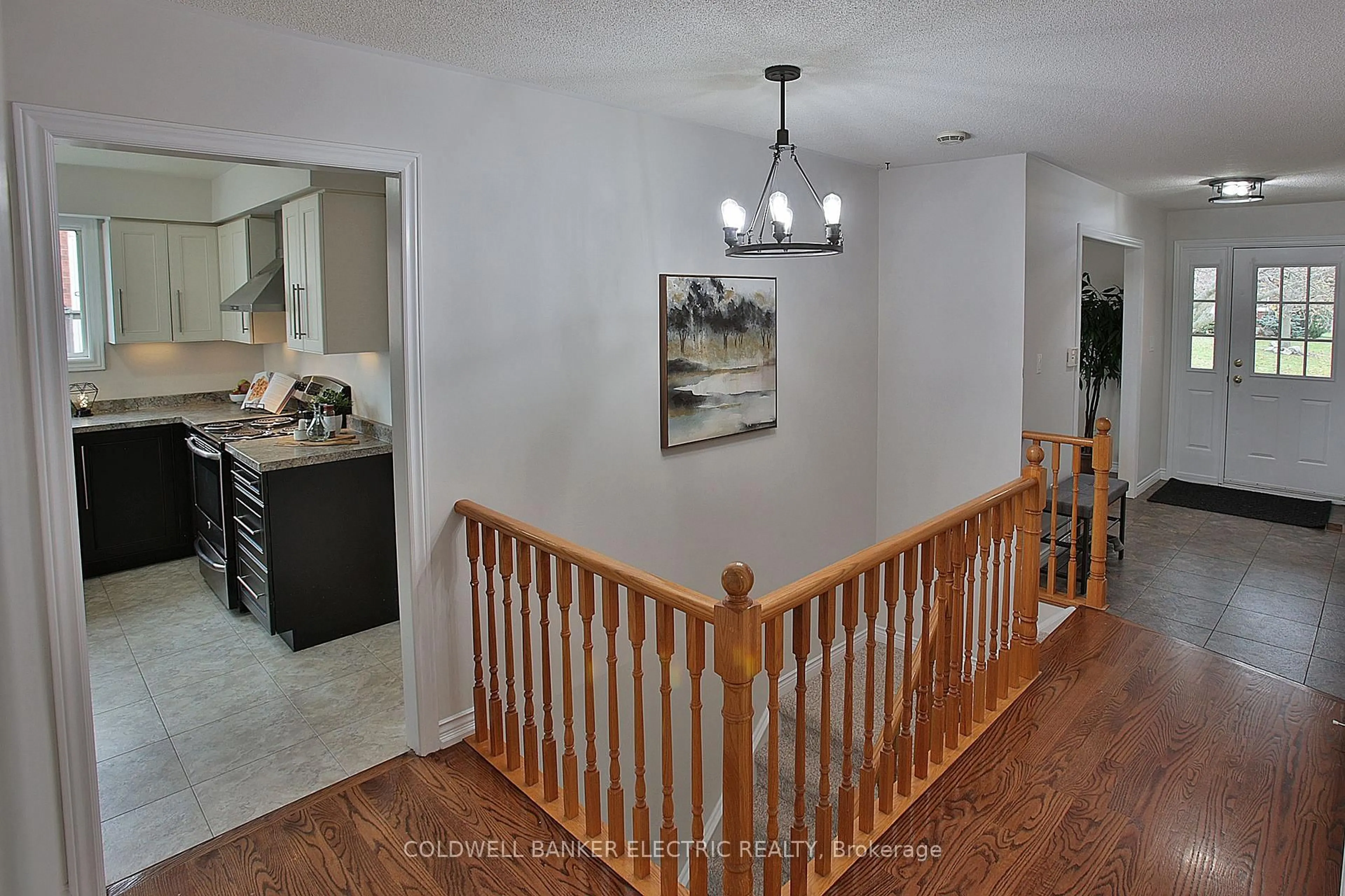 Indoor foyer for 1830 Stratton Ave, Peterborough Ontario K9K 2E6