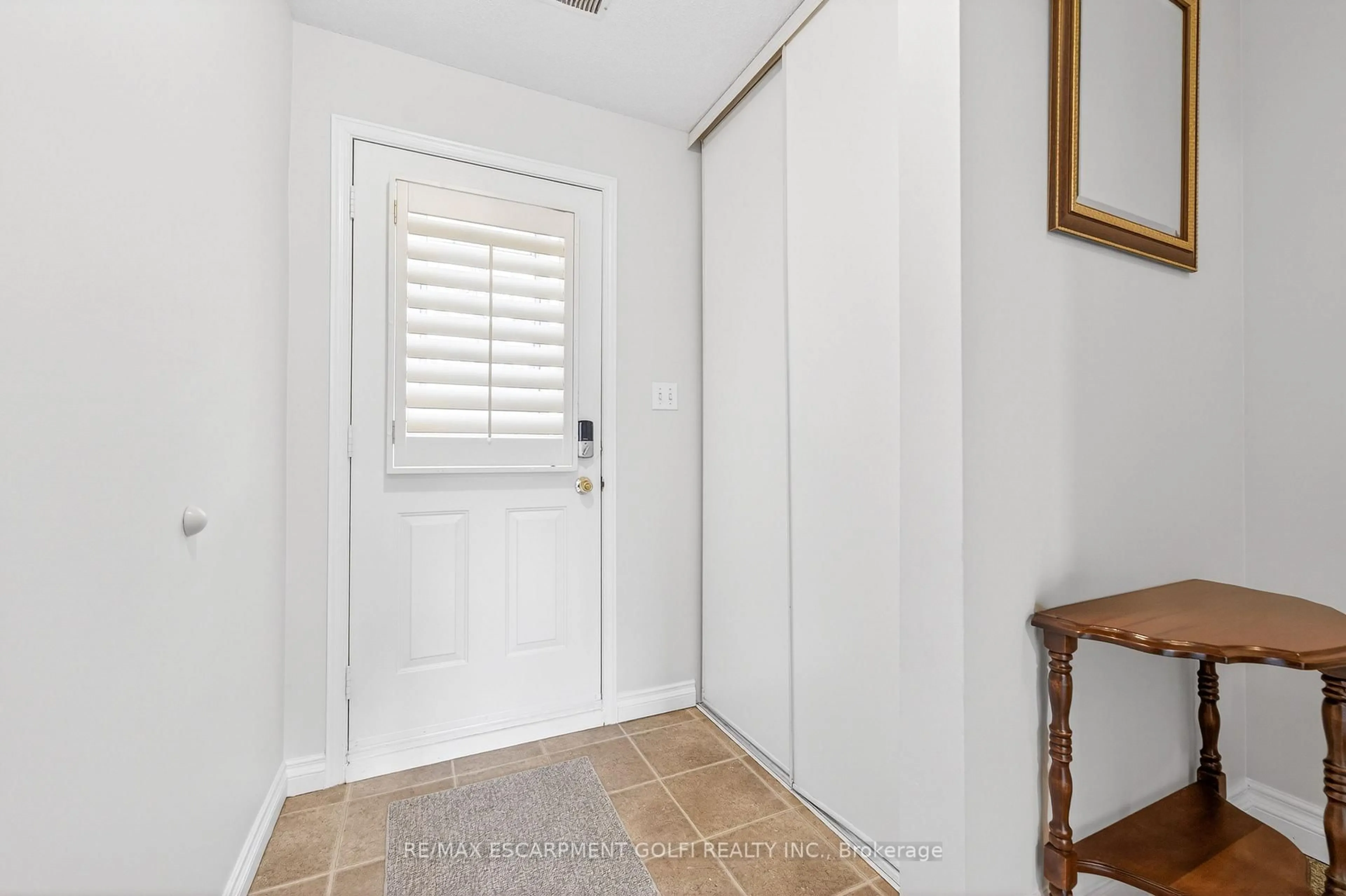 Indoor entryway for 386 Highland Rd #47, Hamilton Ontario L8J 3P9