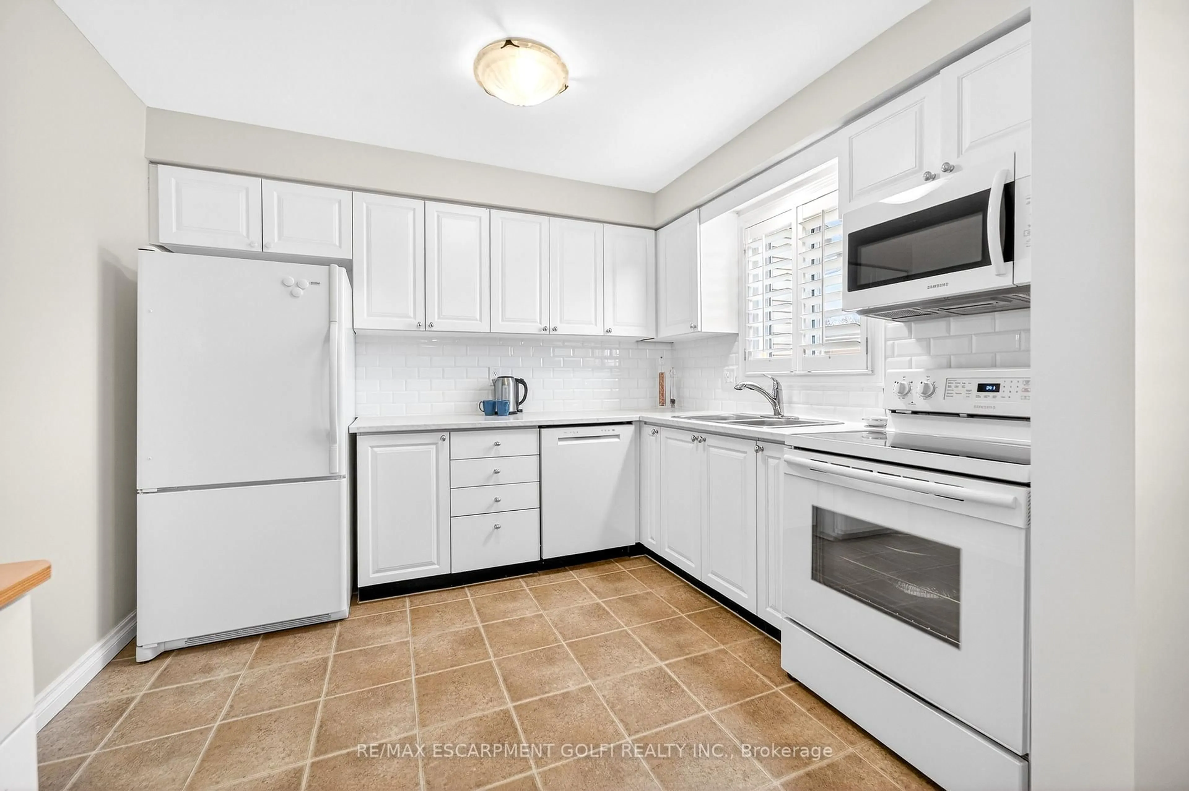 Standard kitchen, ceramic/tile floor for 386 Highland Rd #47, Hamilton Ontario L8J 3P9