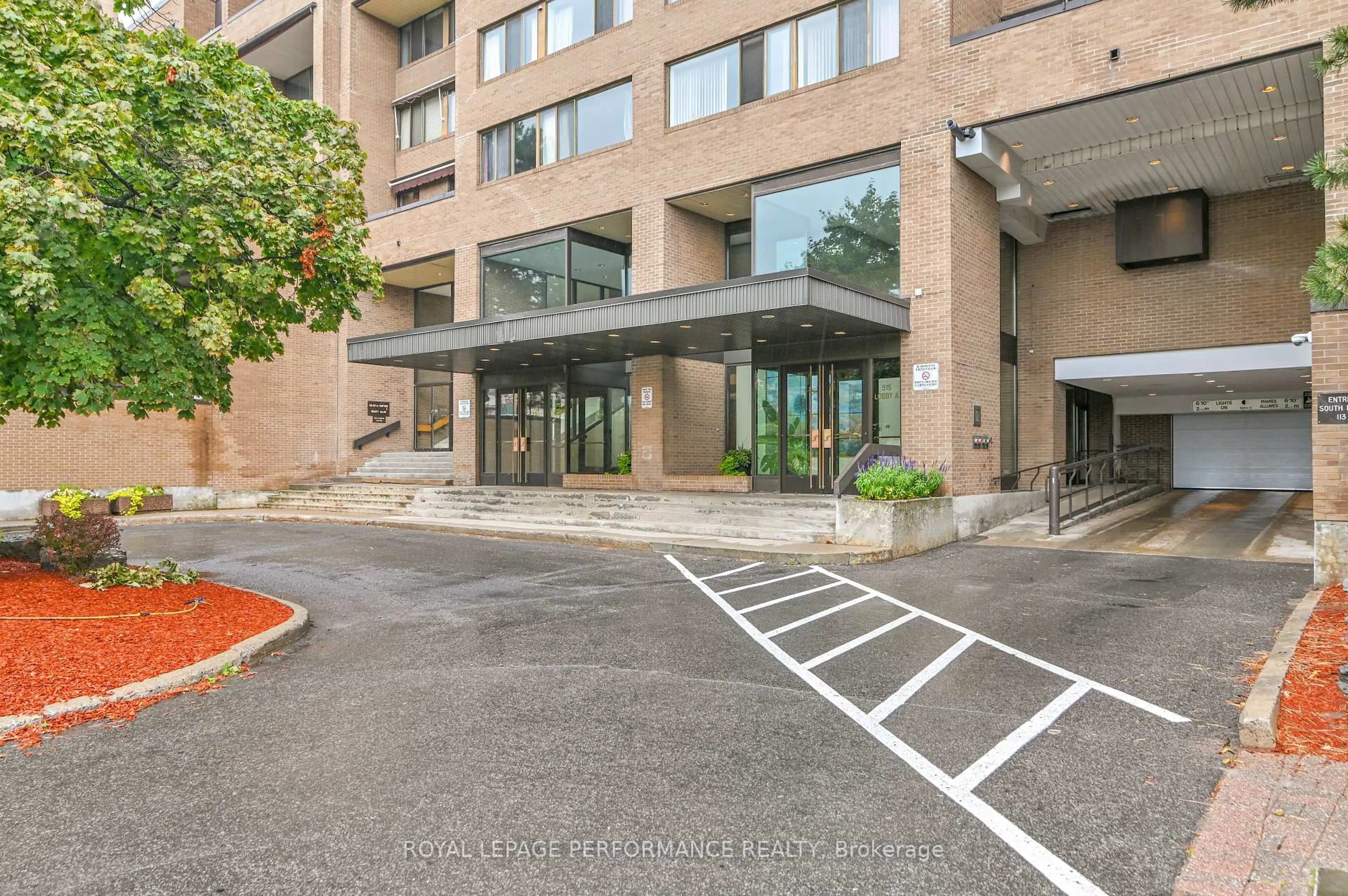 Indoor foyer for 515 St Laurent Blvd #344, Ottawa Ontario K1K 3X5