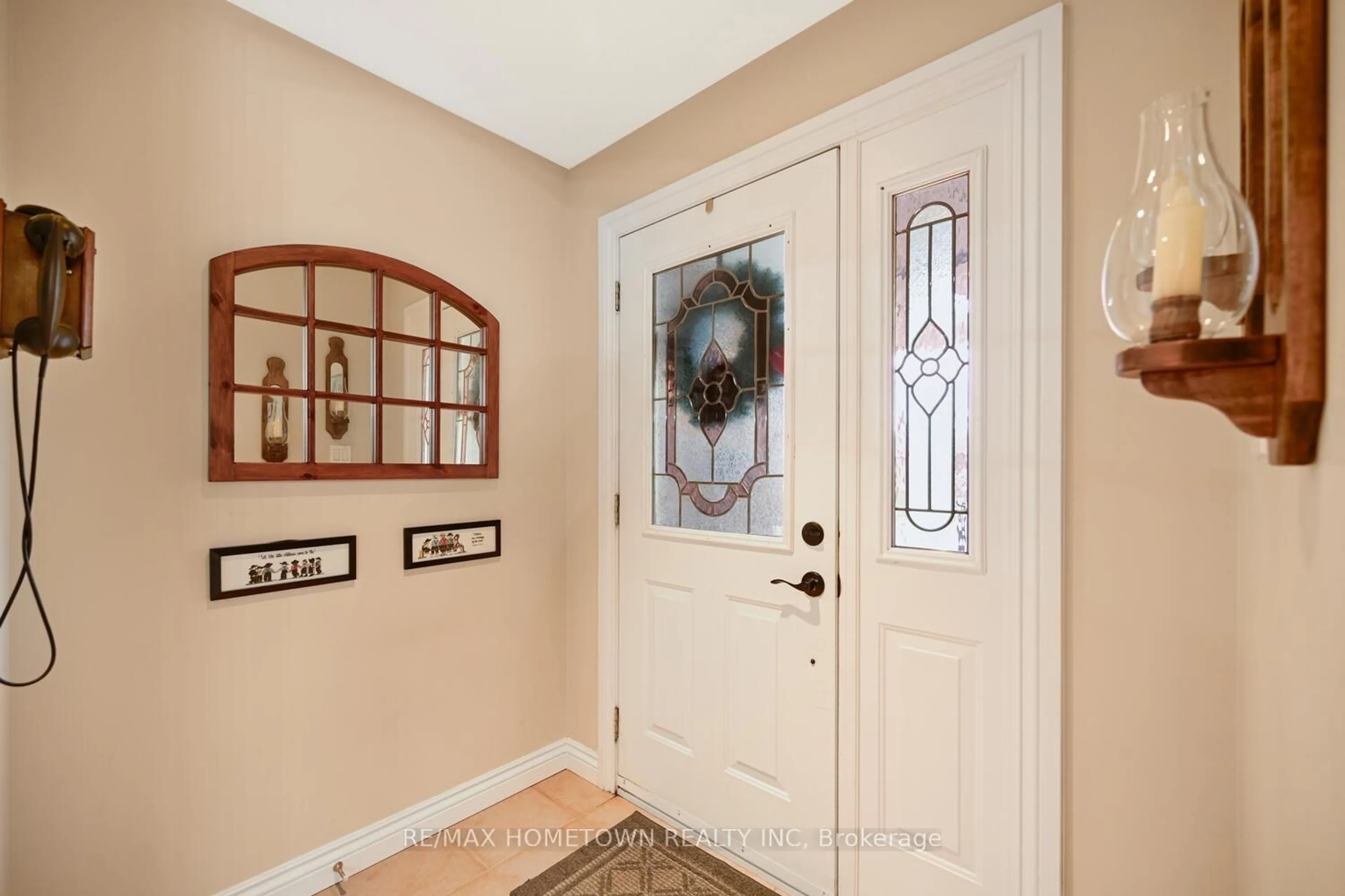 Indoor entryway for 1095 Bridlewood Dr, Brockville Ontario K6V 7G2