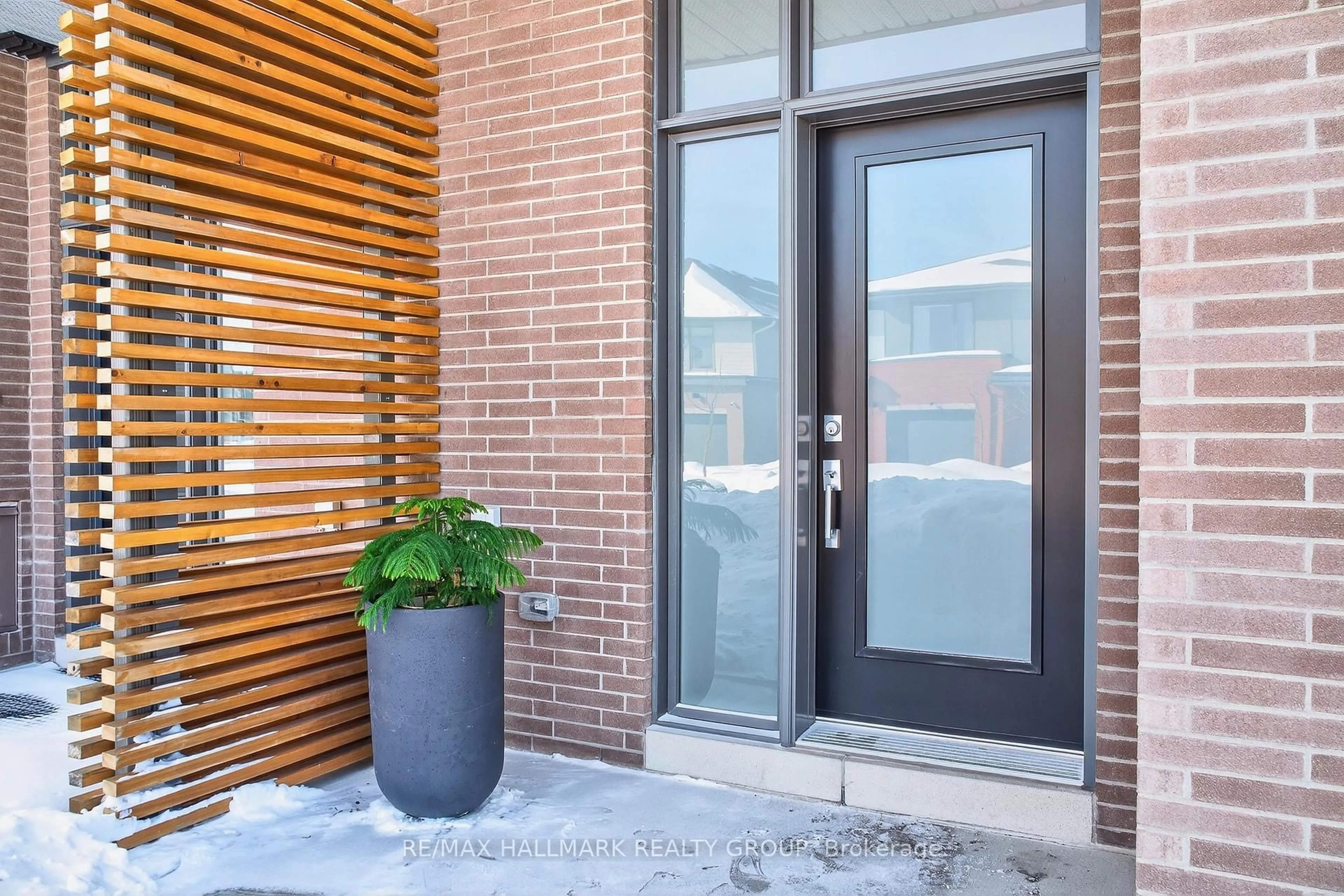 Indoor entryway for 869 Moses Tennisco St, Ottawa Ontario K1K 5A2