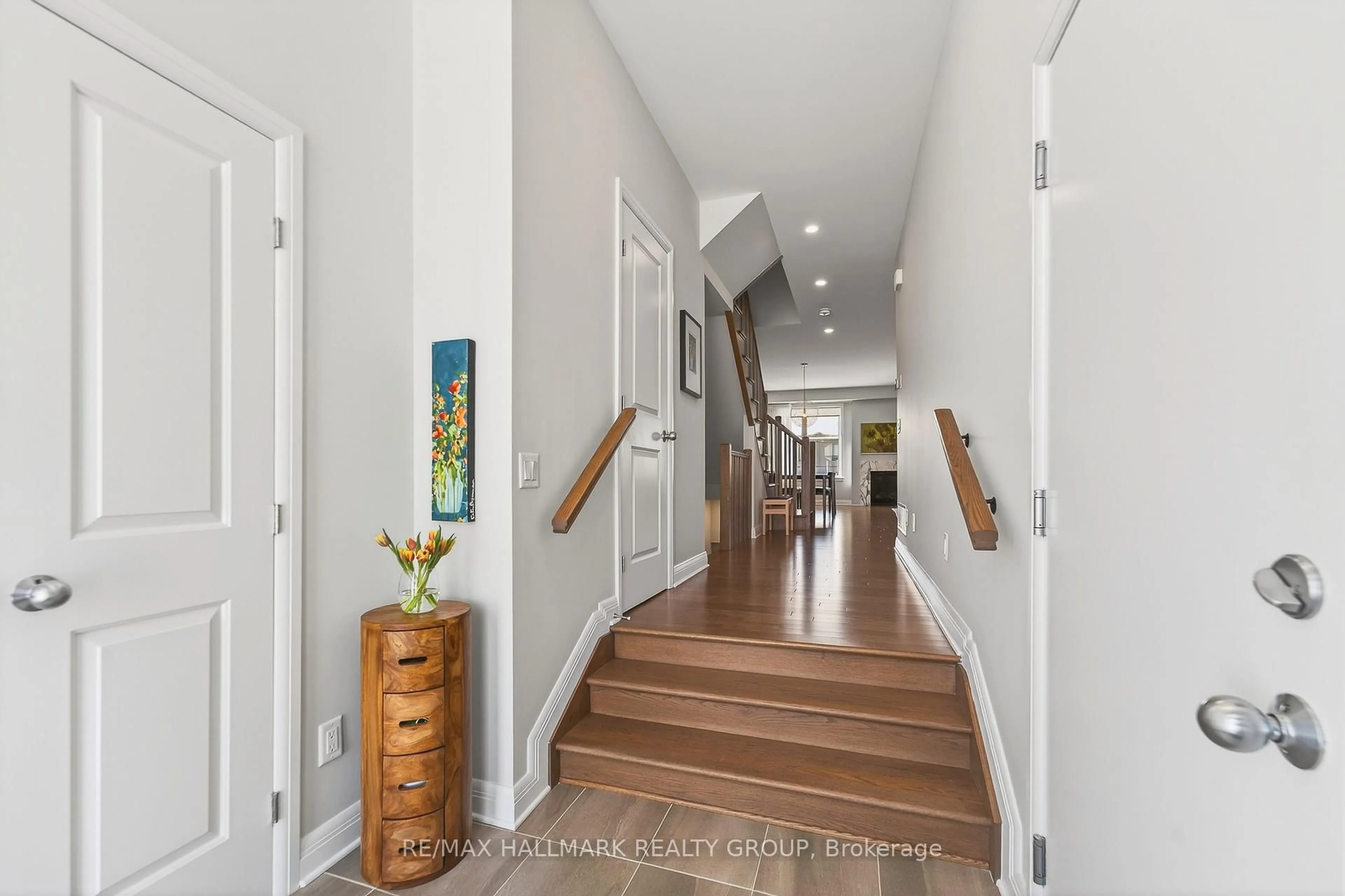 Indoor entryway for 869 Moses Tennisco St, Ottawa Ontario K1K 5A2