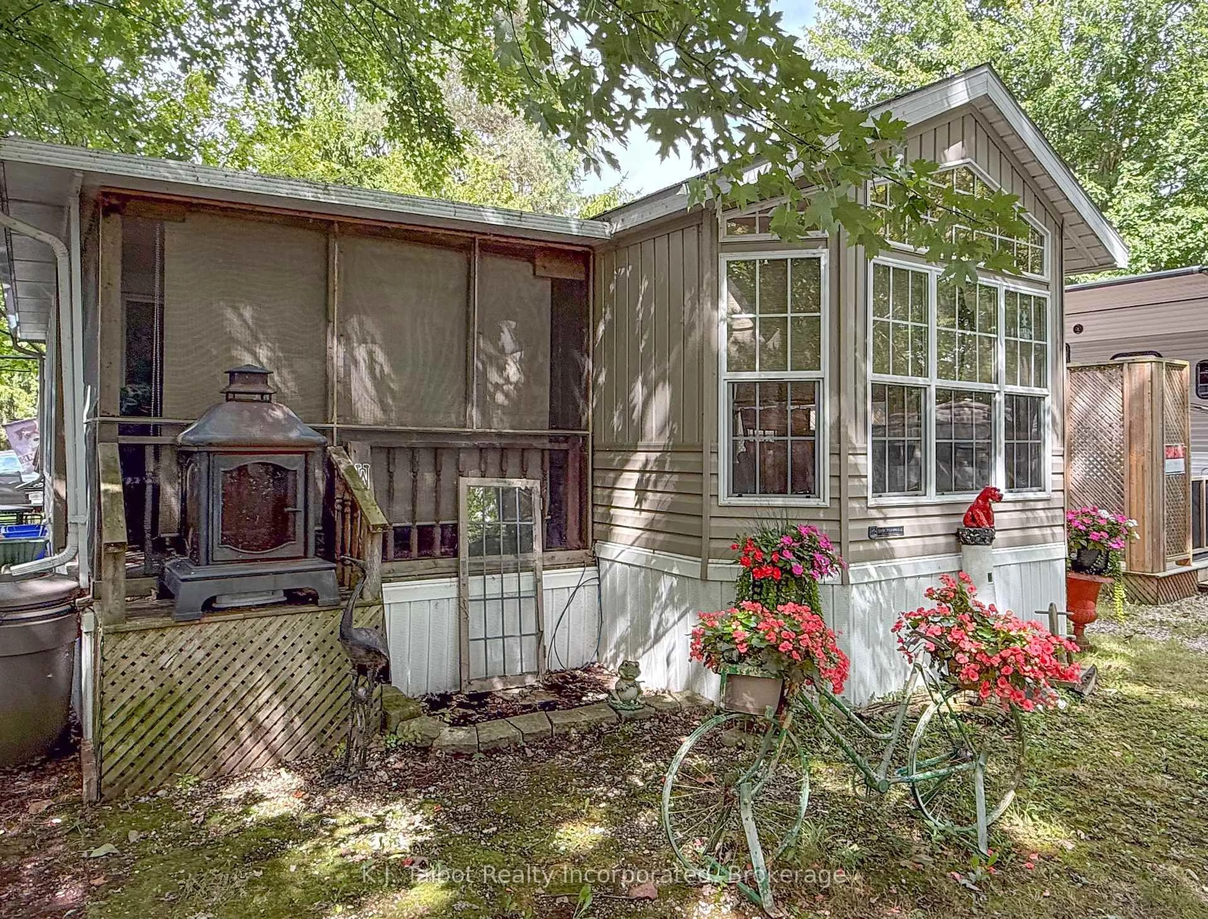 Home with vinyl exterior material, unknown for 77719 BLUEWATER Highway, Bluewater Ontario N0M 1G0