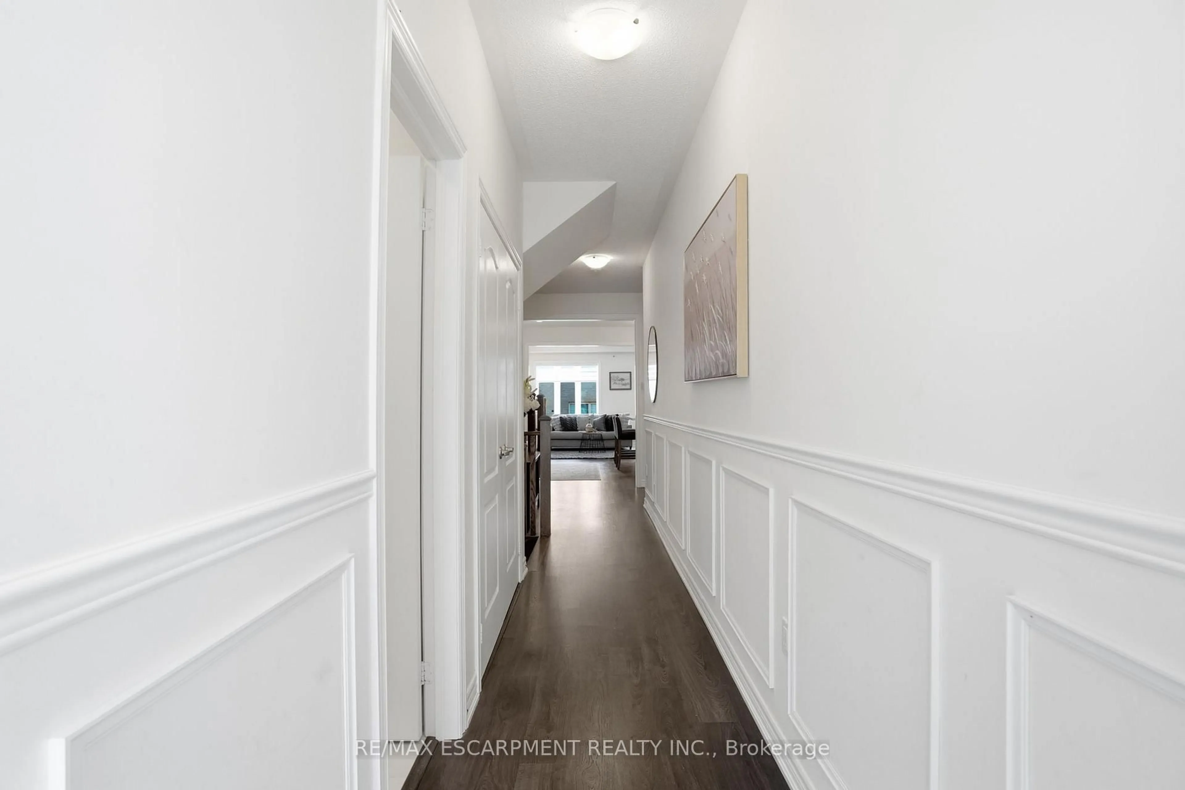 Indoor foyer for 24 Great Falls Blvd, Hamilton Ontario L8B 1X8