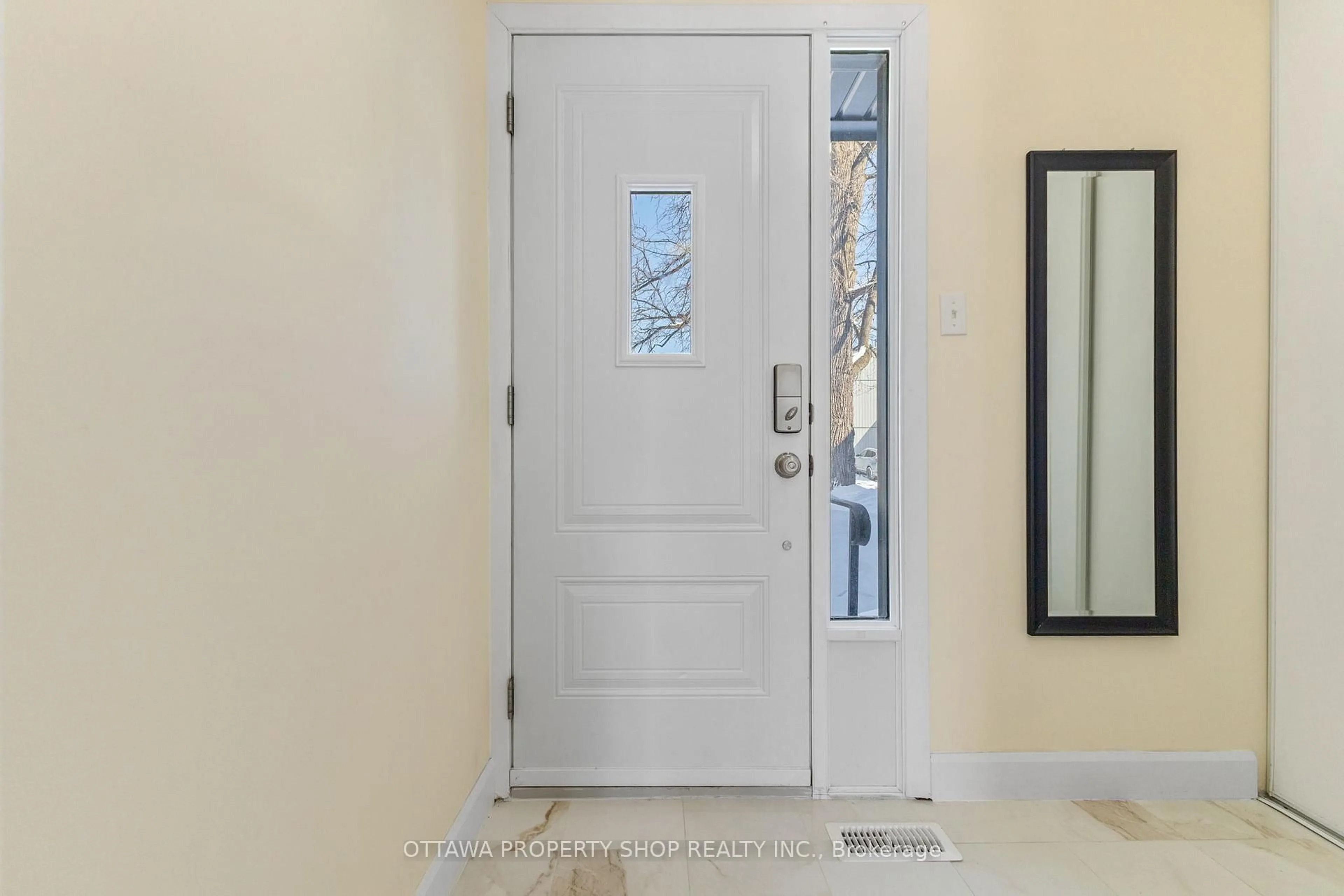 Indoor entryway for 20 Benlea Dr #D, Ottawa Ontario K2G 4A8