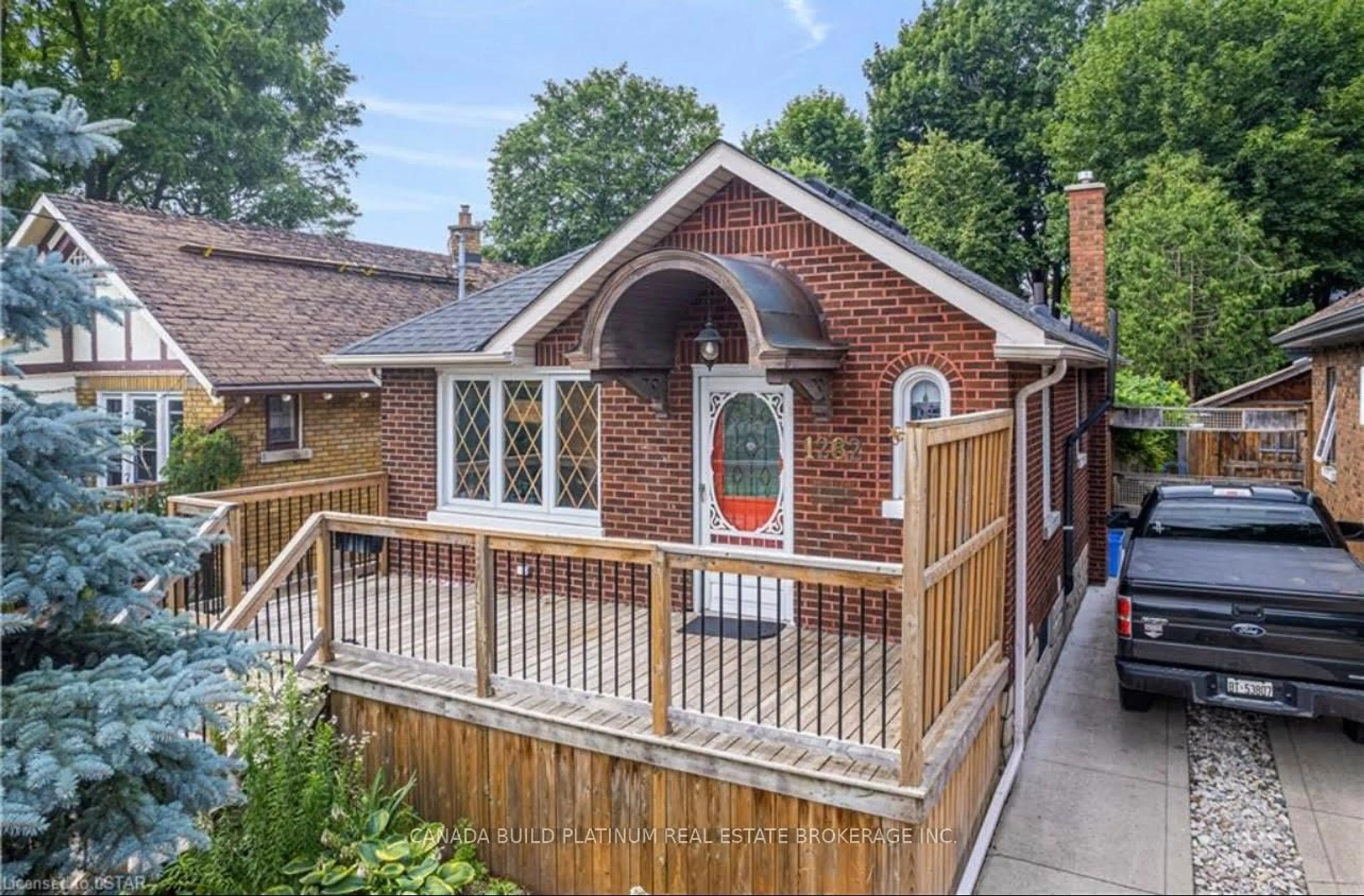 A pic from outside/outdoor area/front of a property/back of a property/a pic from drone, street for 1282 YORK St, London East Ontario N5W 2V4