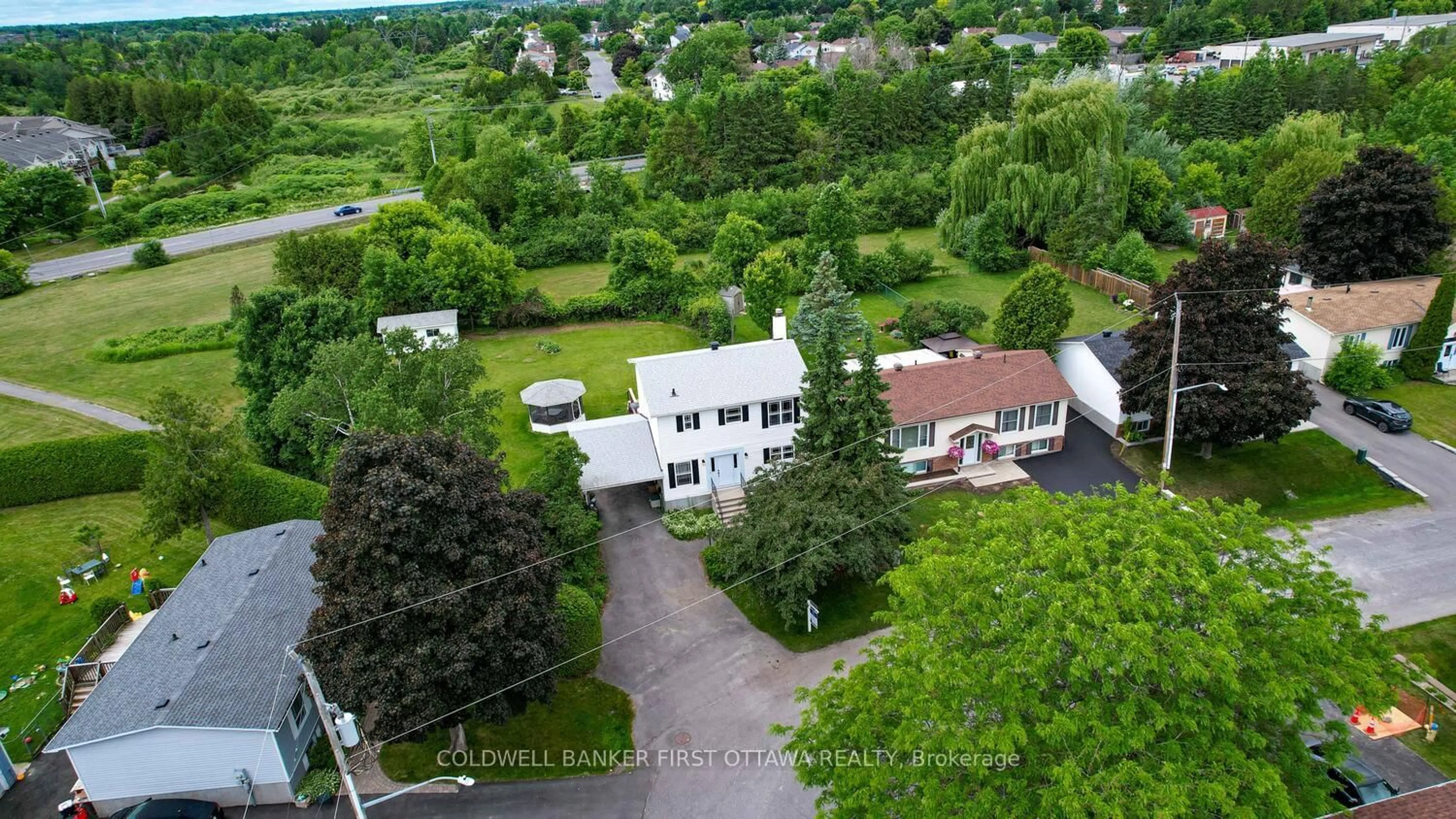 A pic from outside/outdoor area/front of a property/back of a property/a pic from drone, unknown for 22 Poole Creek Cres, Stittsville Ontario K2S 1T6