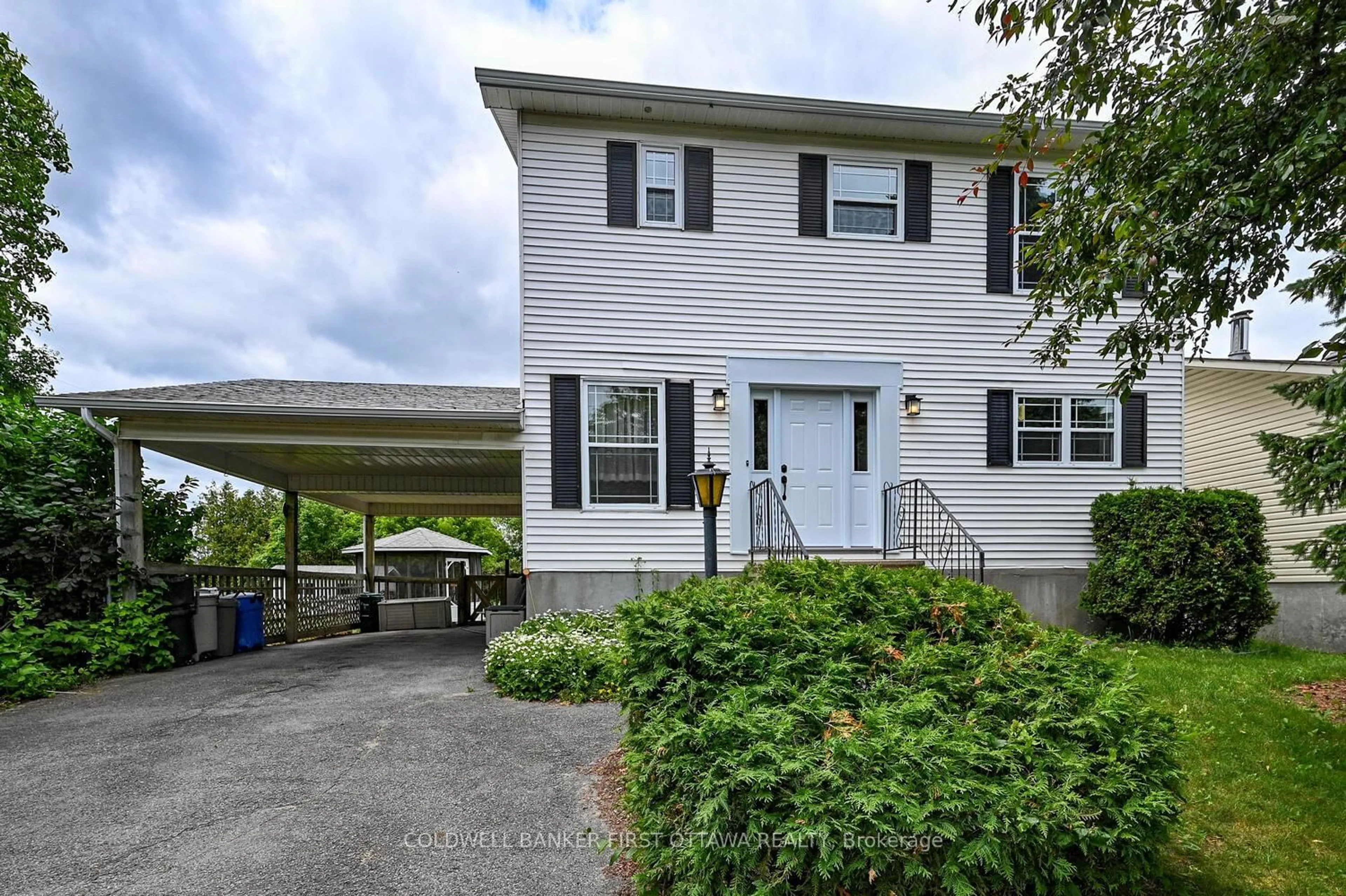 Home with vinyl exterior material, street for 22 Poole Creek Cres, Stittsville Ontario K2S 1T6