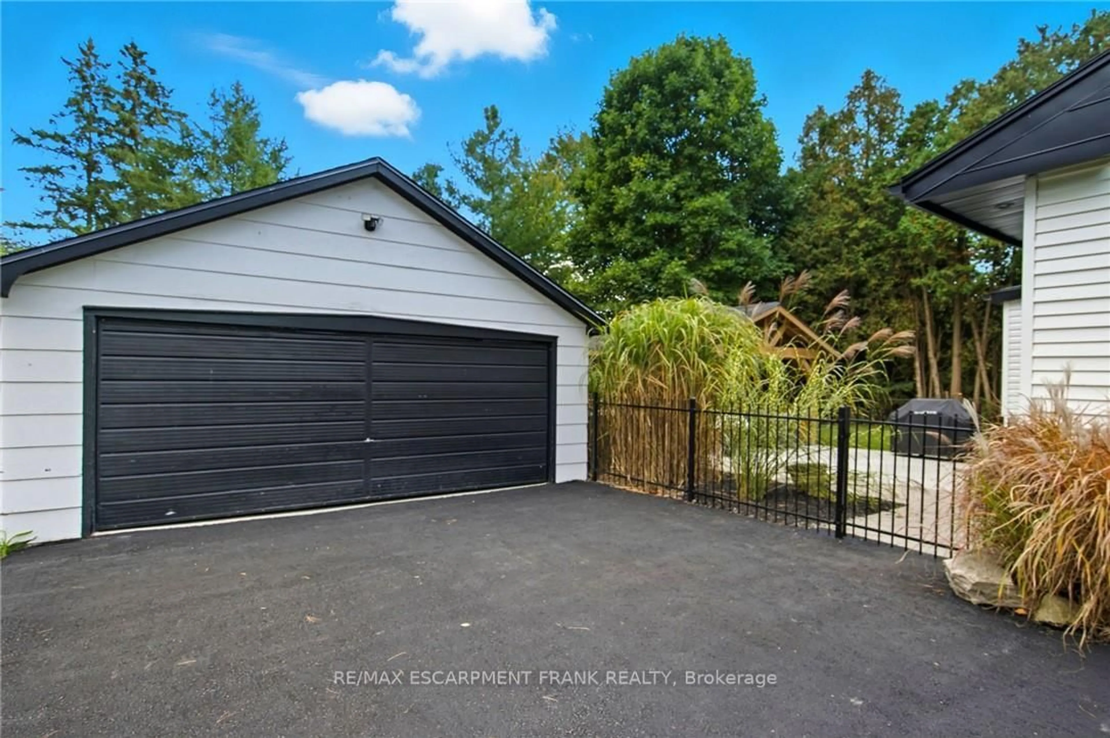 A pic from outside/outdoor area/front of a property/back of a property/a pic from drone, street for 570 Westview Ave, Hamilton Ontario L9G 1N9