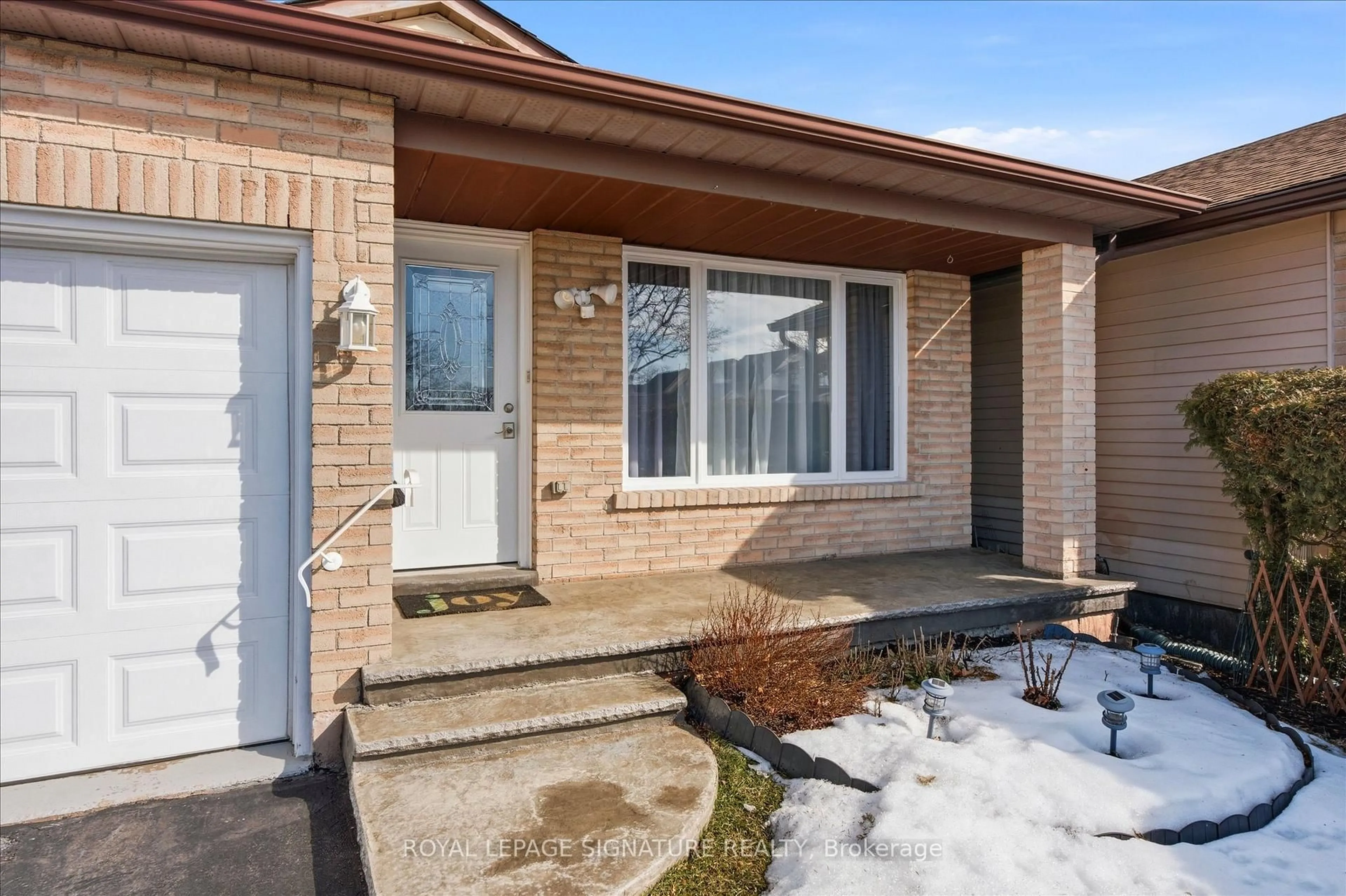 Home with brick exterior material, street for 40 Lyton Cres, Hamilton Ontario L8J 2C9