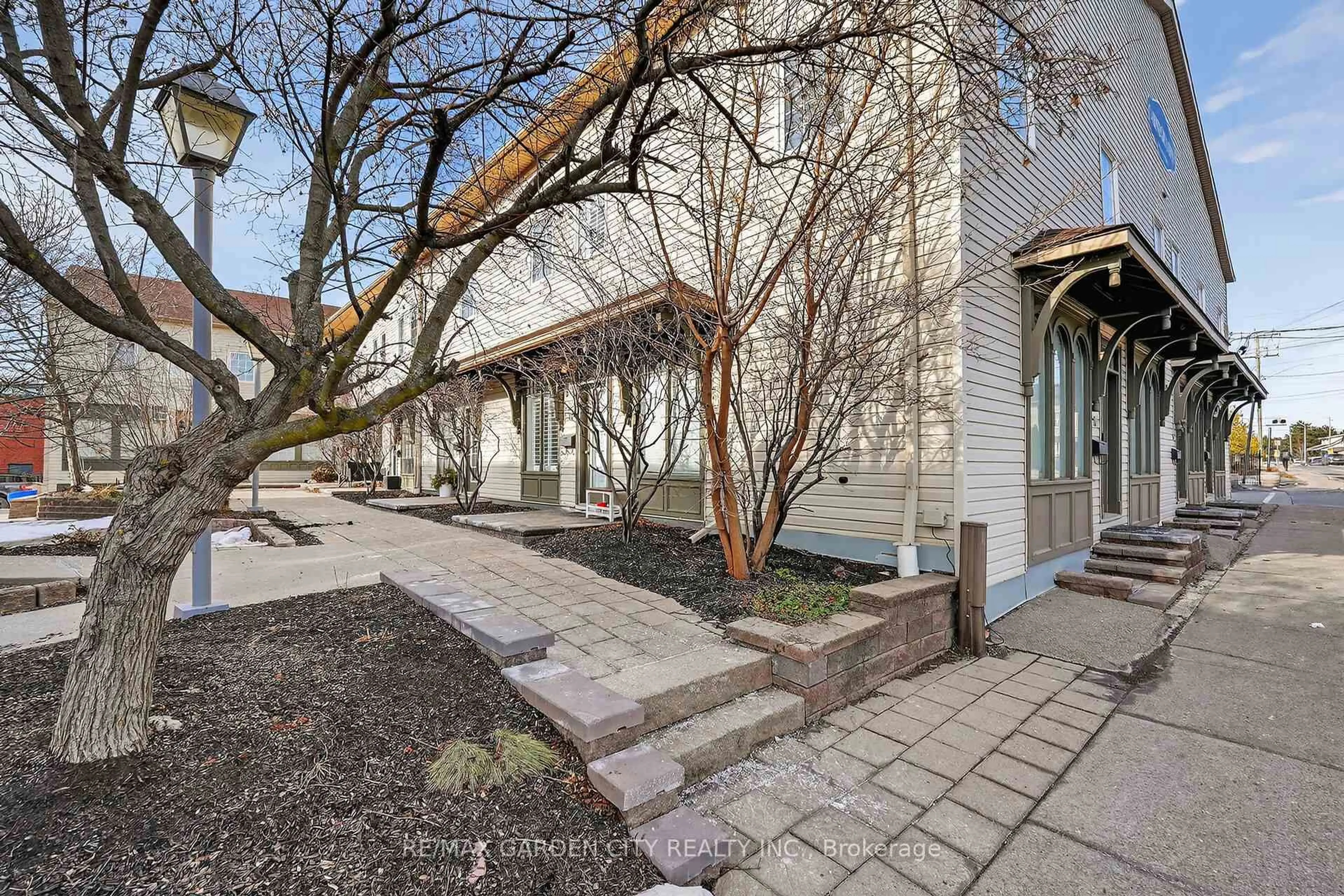 Patio, street for 49 Ontario St #11, Grimsby Ontario L3M 3H2