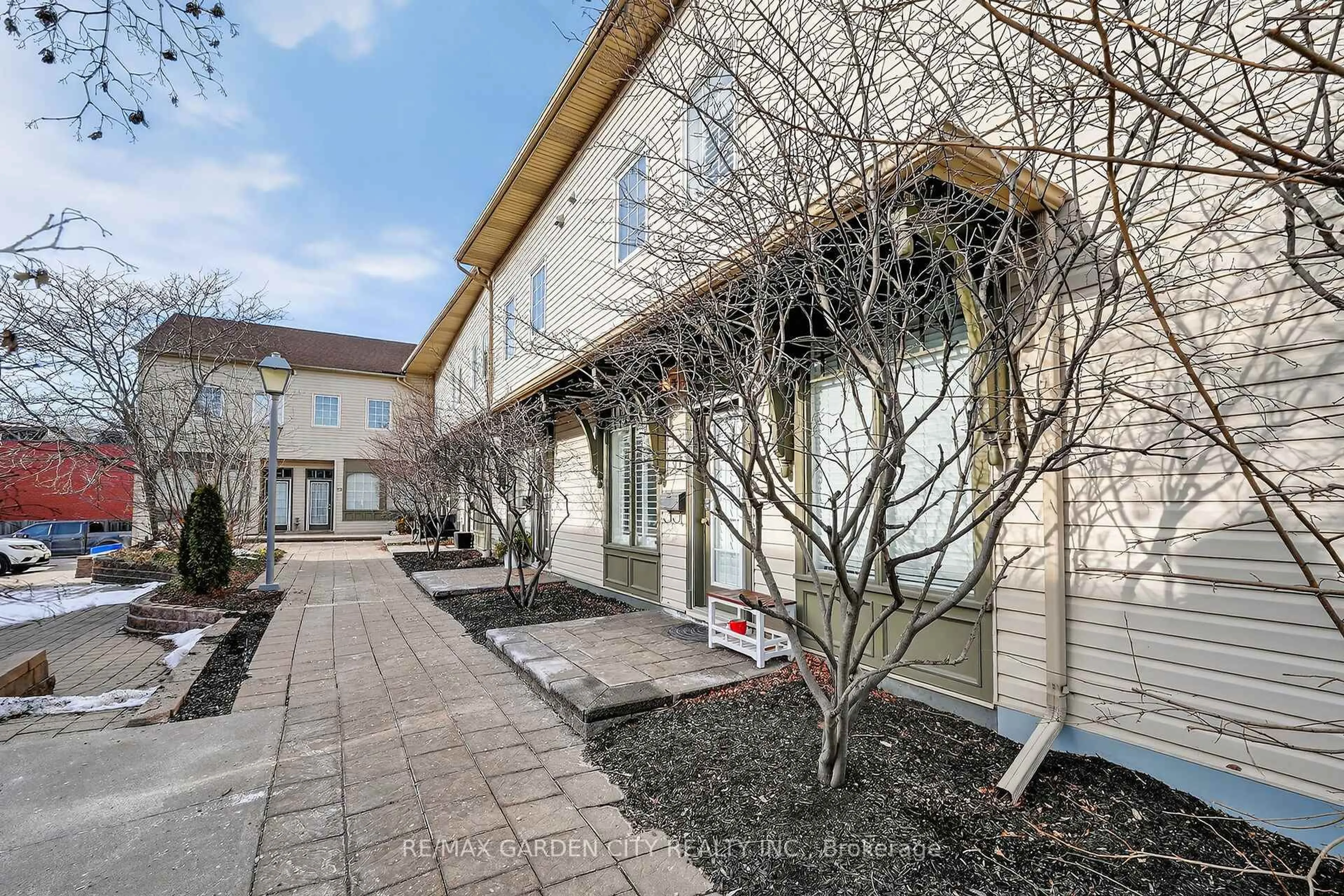 Patio, street for 49 Ontario St #11, Grimsby Ontario L3M 3H2