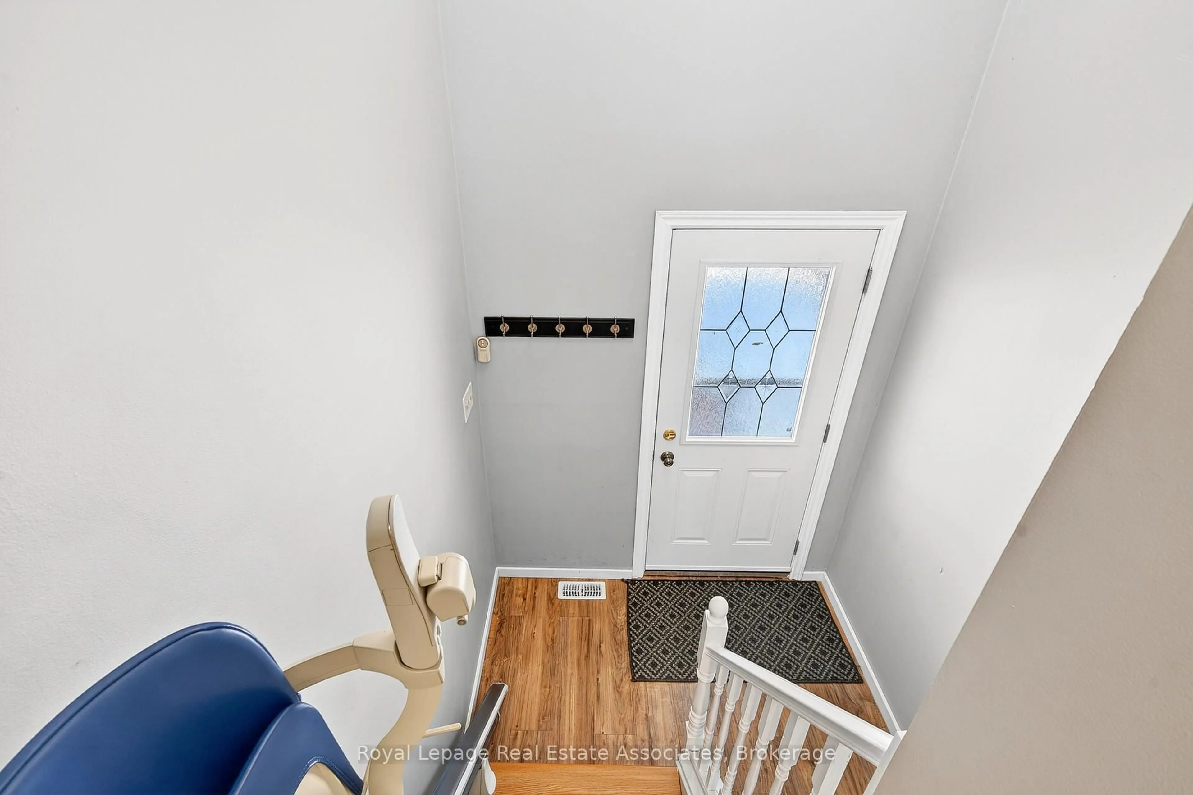 Indoor entryway for 503 Stone Church Rd, Hamilton Ontario L9B 1A5