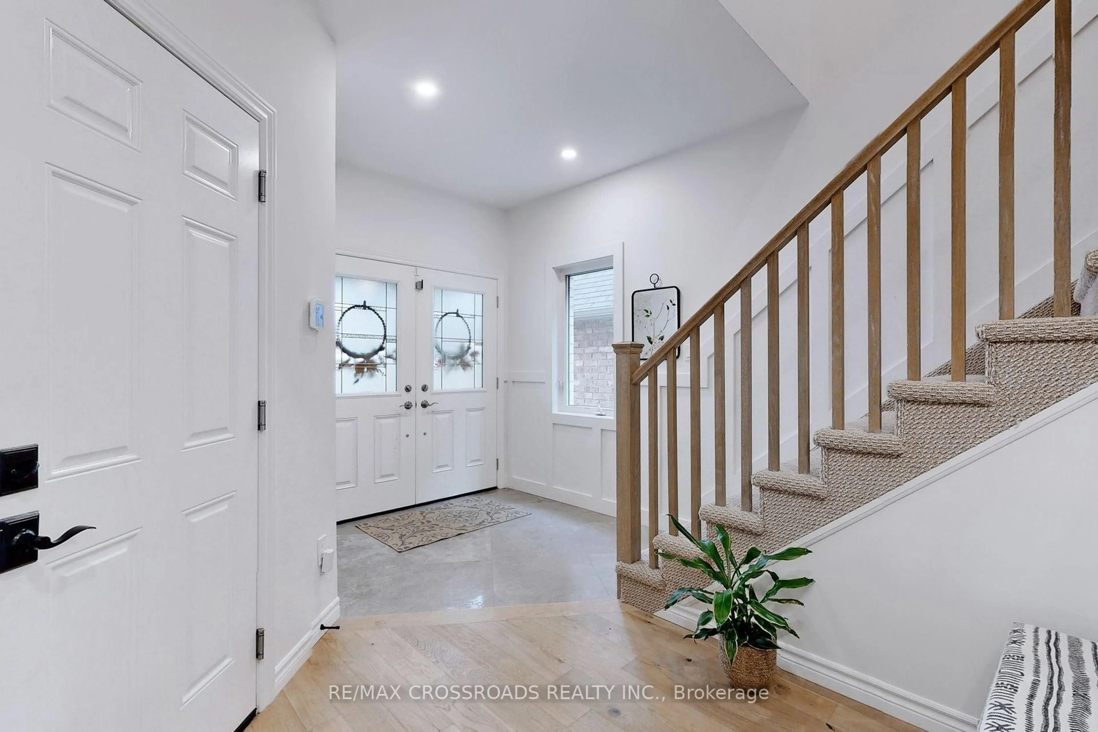 Indoor entryway for 741 Sawmill Rd, Peterborough Ontario K9L 0G3
