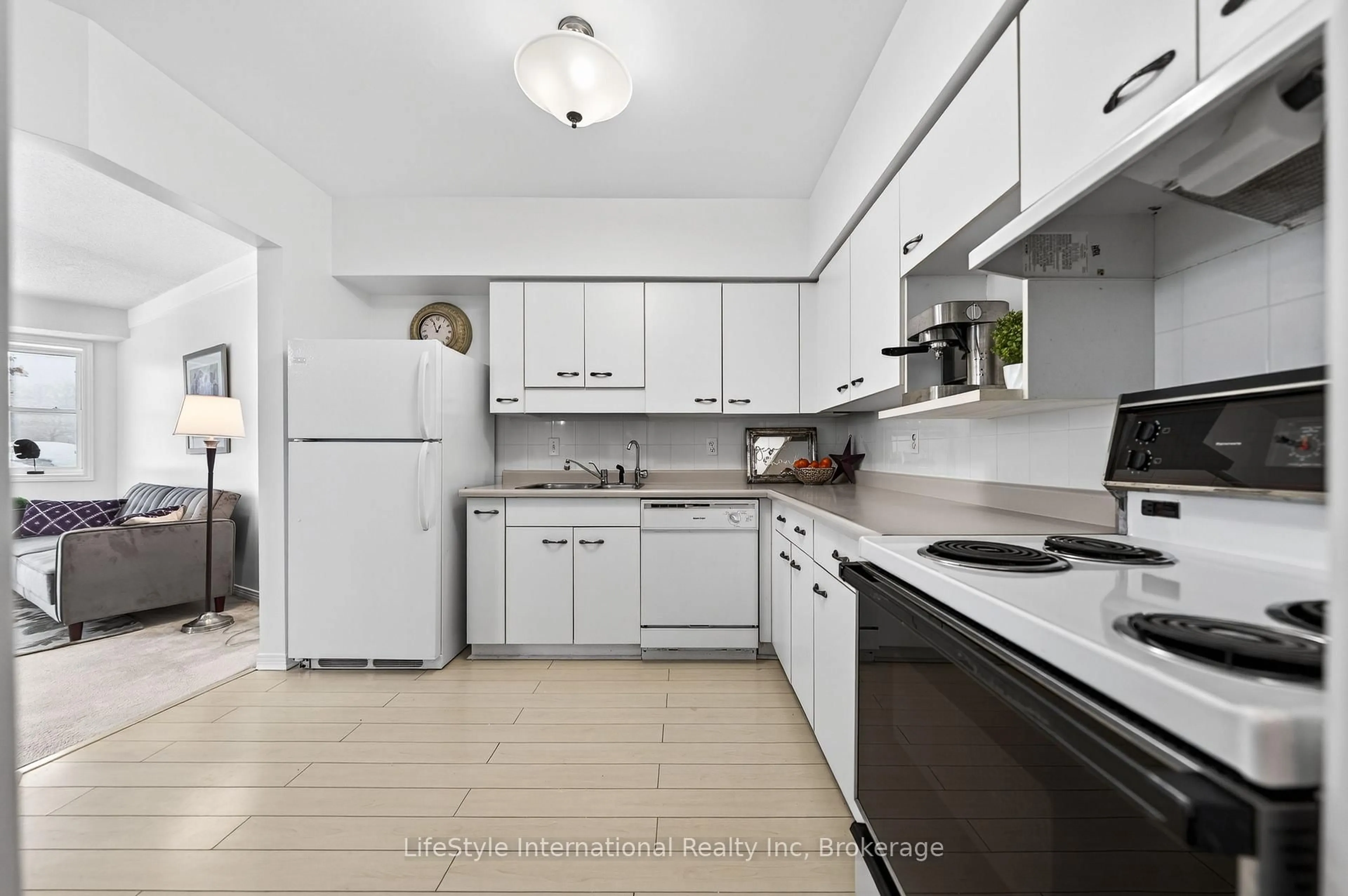 Standard kitchen, unknown for 208 Silvercreek Pkwy #103, Guelph Ontario N1H 8H2