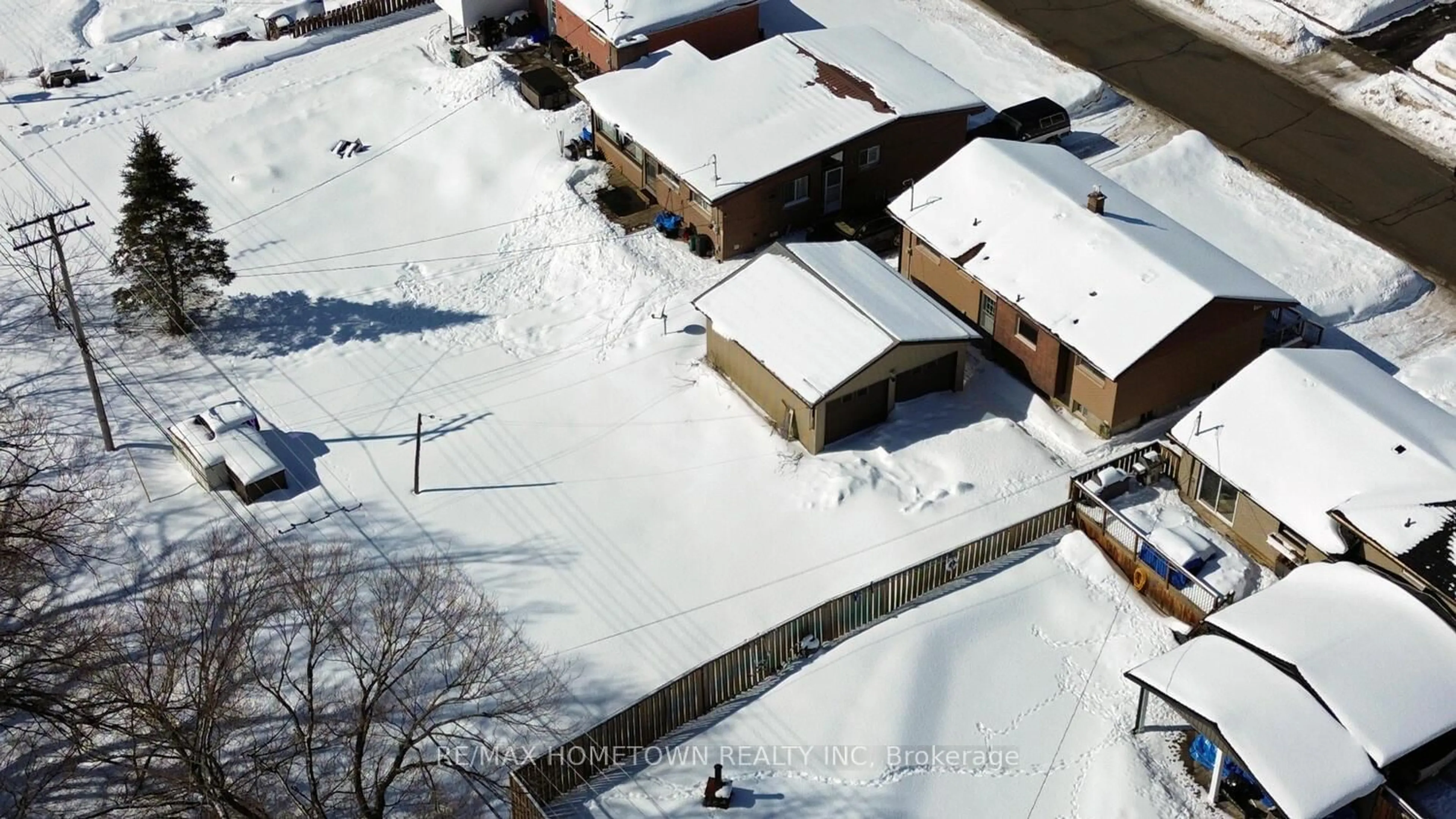 A pic from outside/outdoor area/front of a property/back of a property/a pic from drone, street for 189 Reynolds Dr, Brockville Ontario K6V 1X3