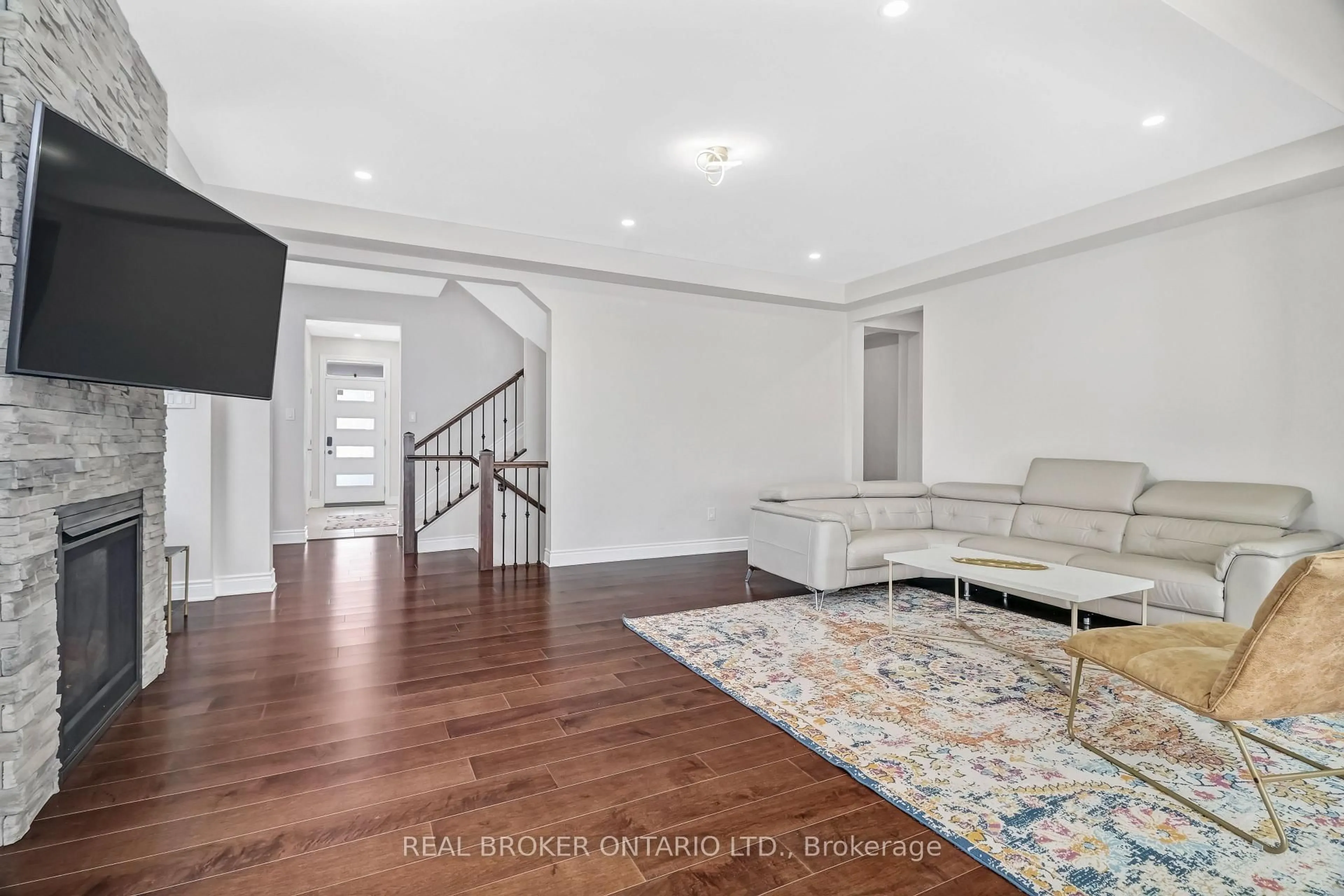 Unknown for 642 Continental Ave, Ottawa Ontario K2S 1B6