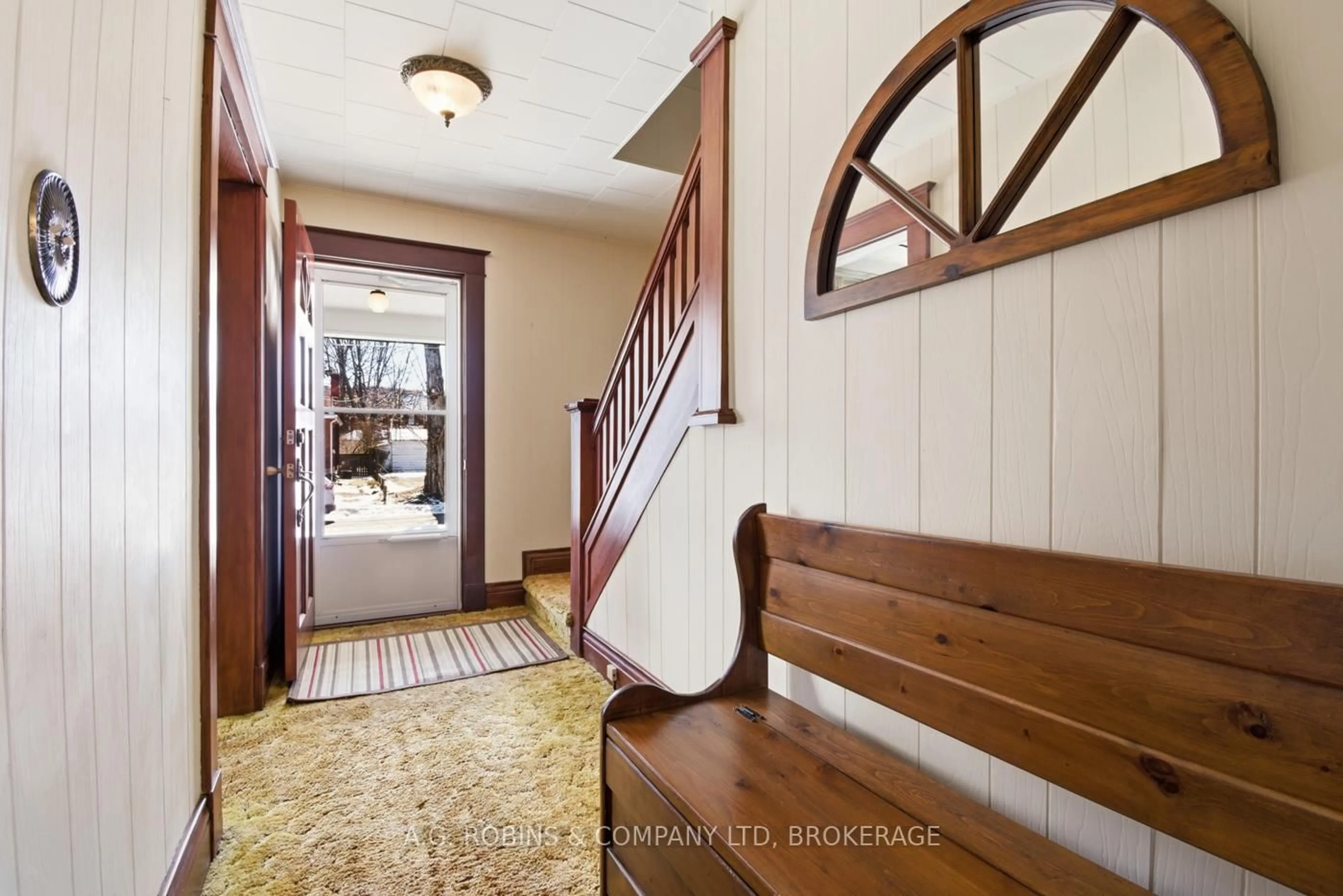 Indoor entryway for 129 Adelaide St, Port Colborne Ontario L3K 2W4