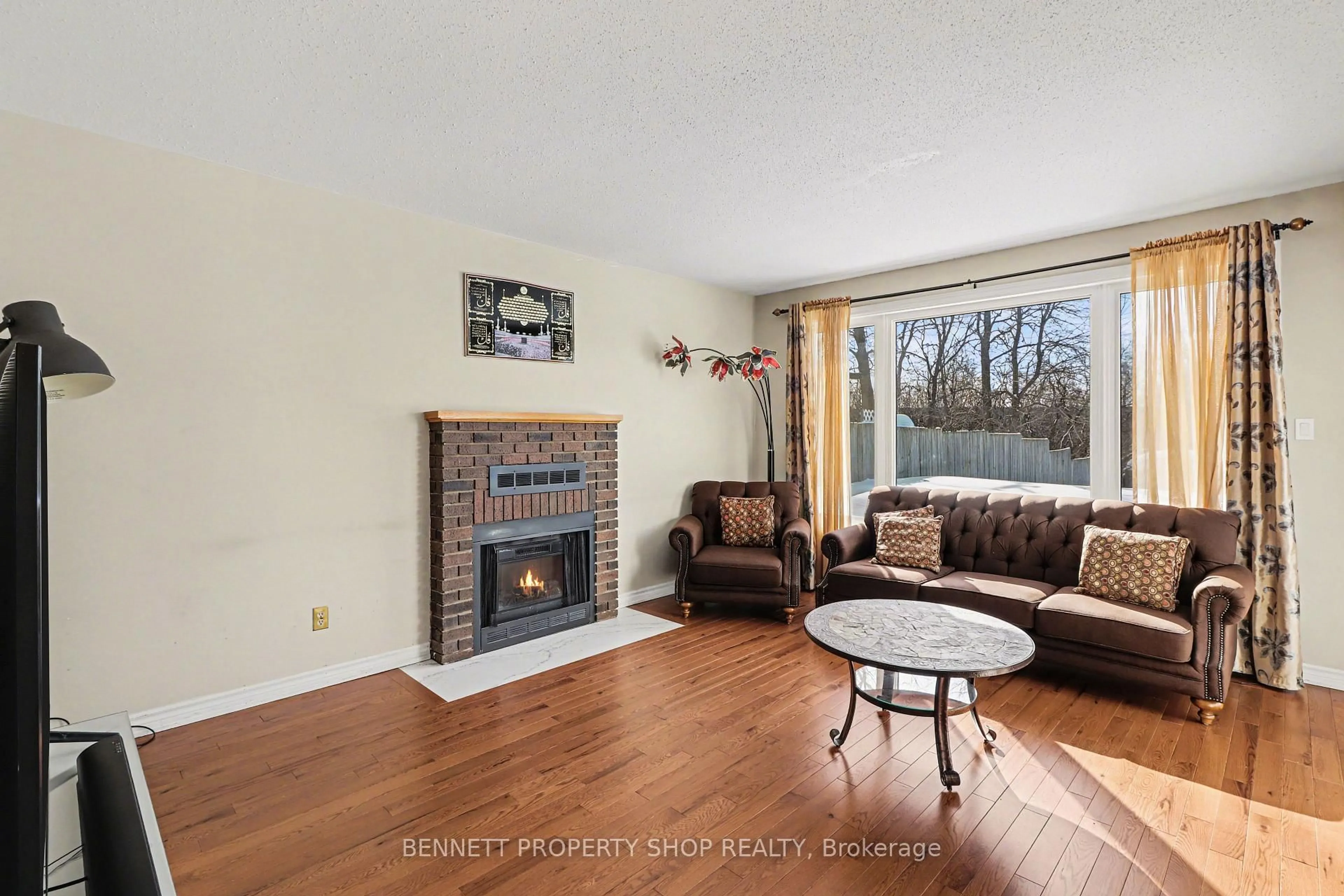 Living room with furniture, wood/laminate floor for 1408 Eastcliffe Way, Gloucester Ontario K1B 5H6