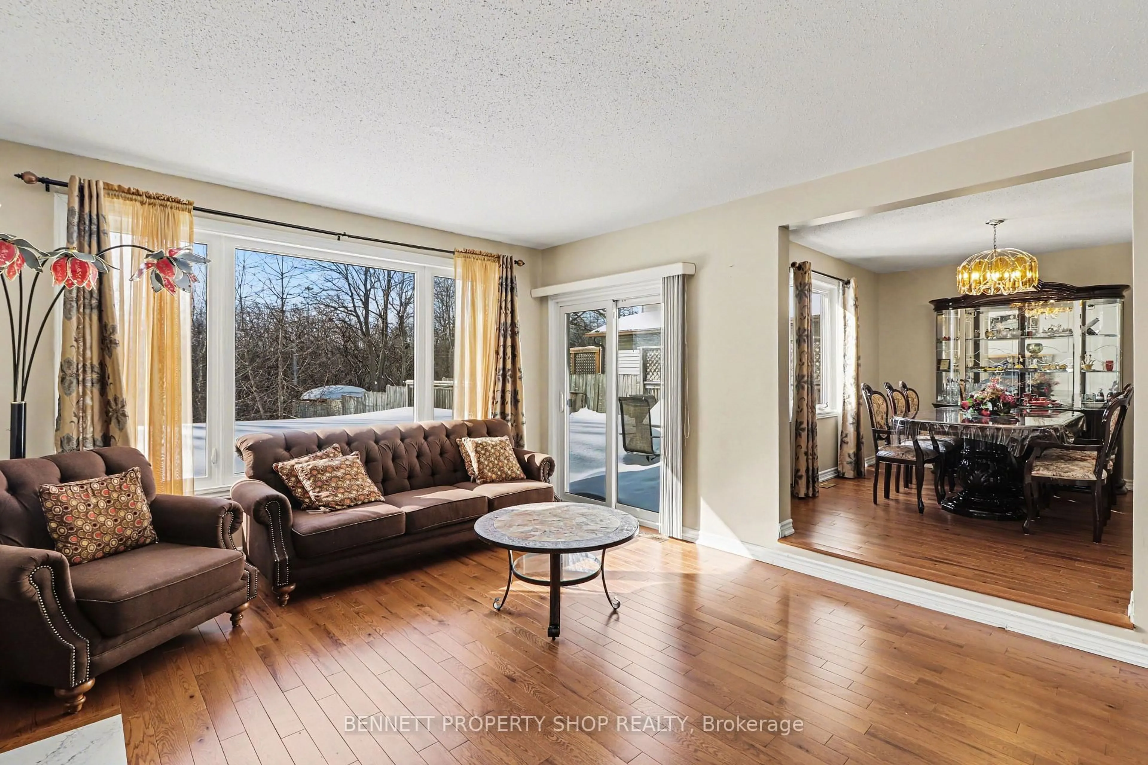 Living room with furniture, wood/laminate floor for 1408 Eastcliffe Way, Gloucester Ontario K1B 5H6