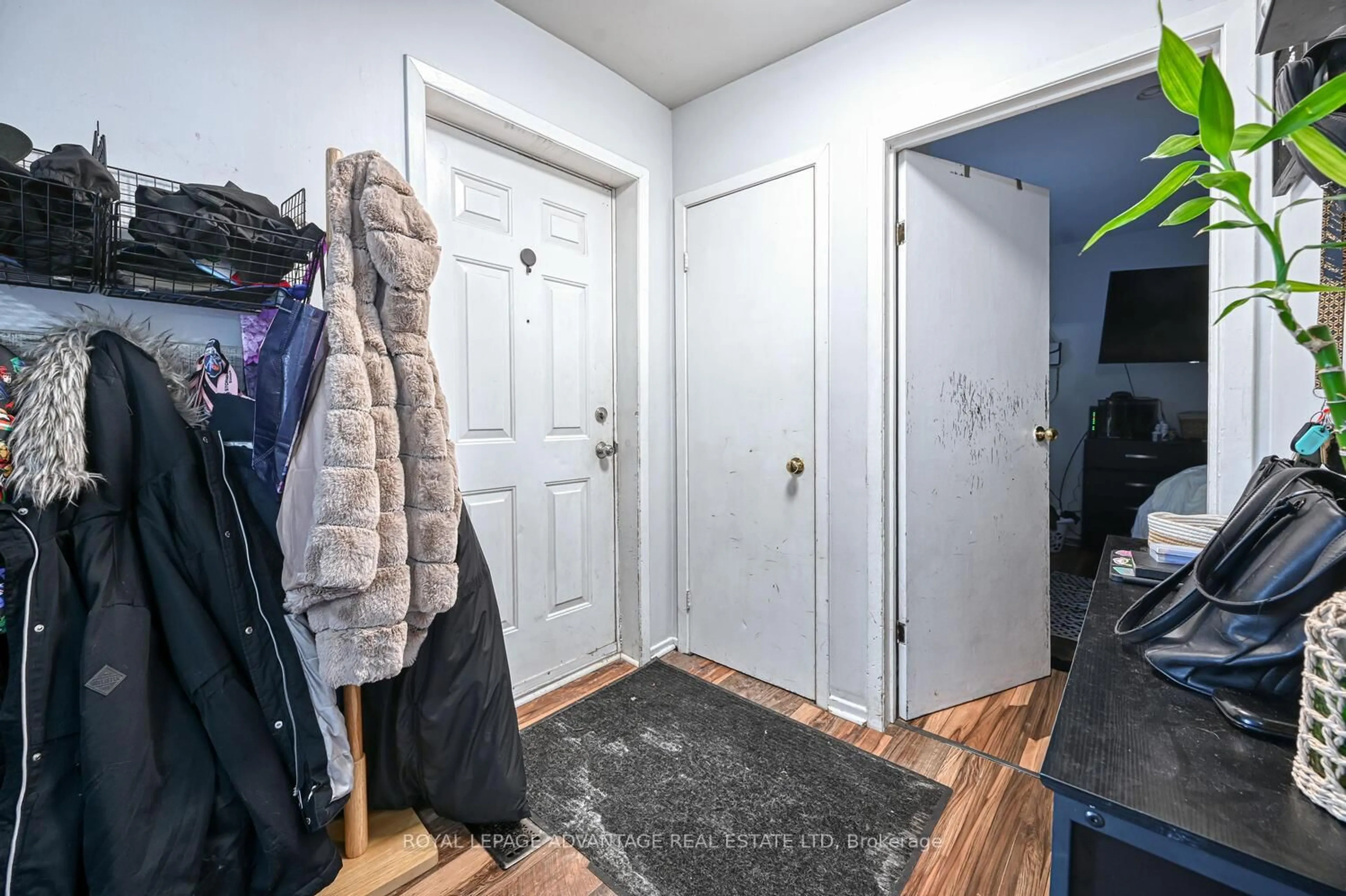 Indoor entryway for 150-152 GORE St, Perth Ontario K7H 1J7