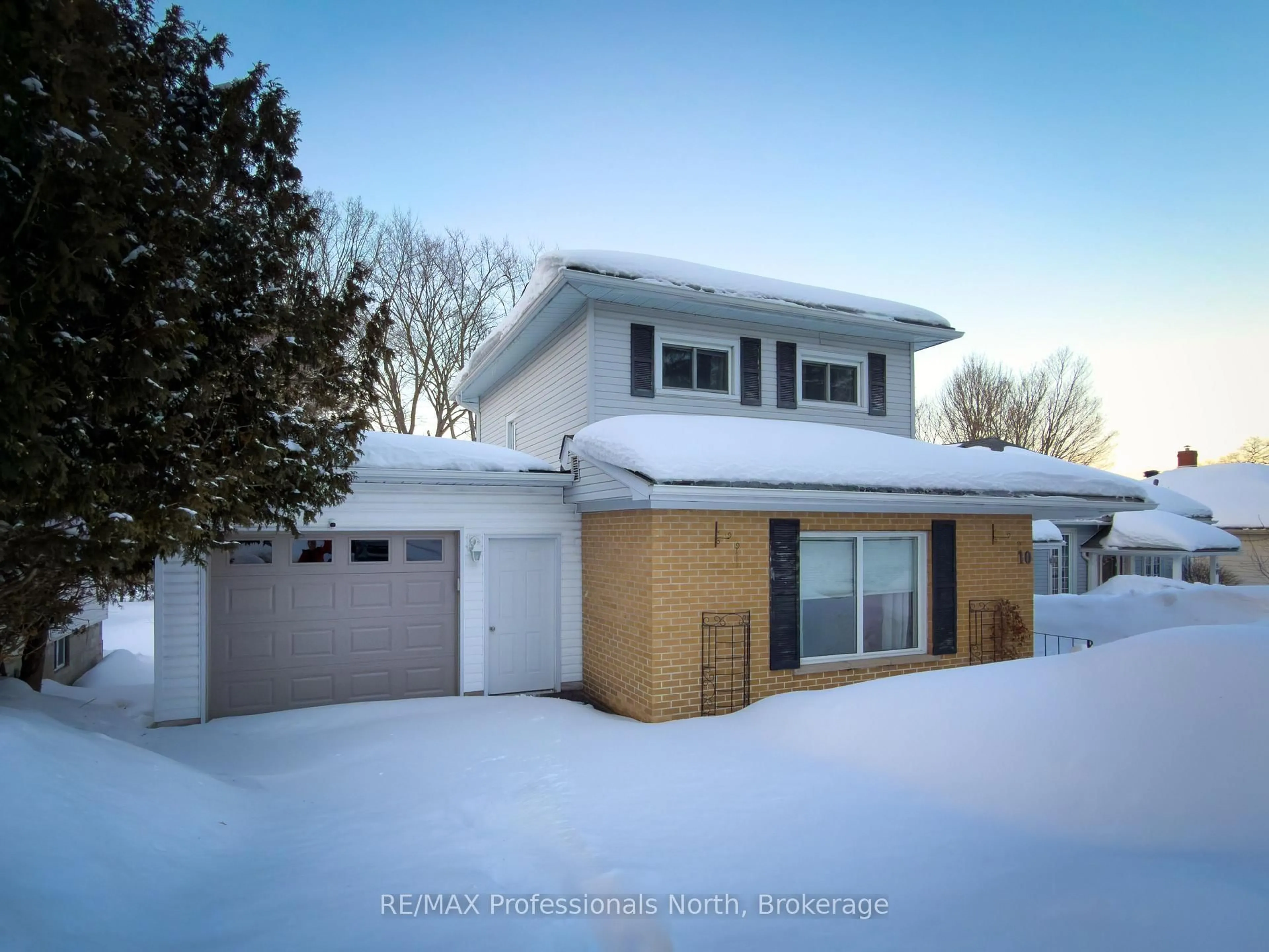 Home with vinyl exterior material, street for 10 Florence St, Huntsville Ontario P1H 1T2