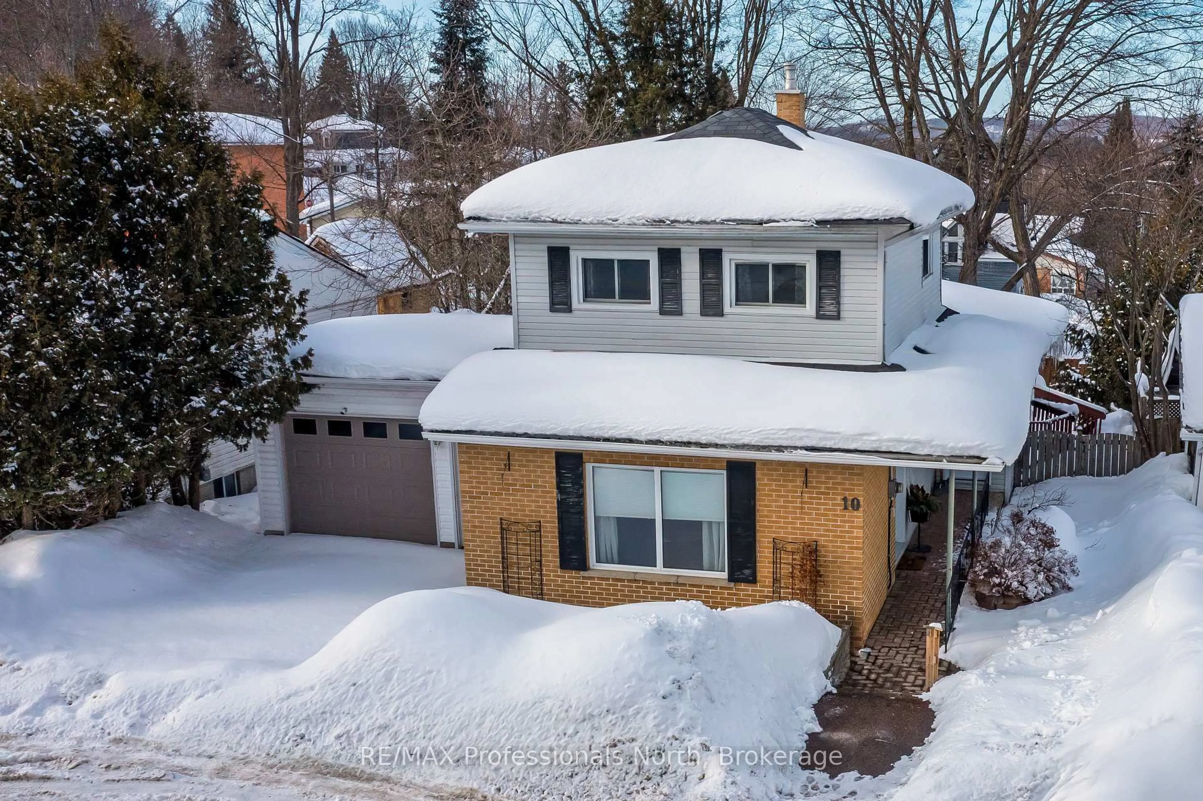 A pic from outside/outdoor area/front of a property/back of a property/a pic from drone, street for 10 Florence St, Huntsville Ontario P1H 1T2