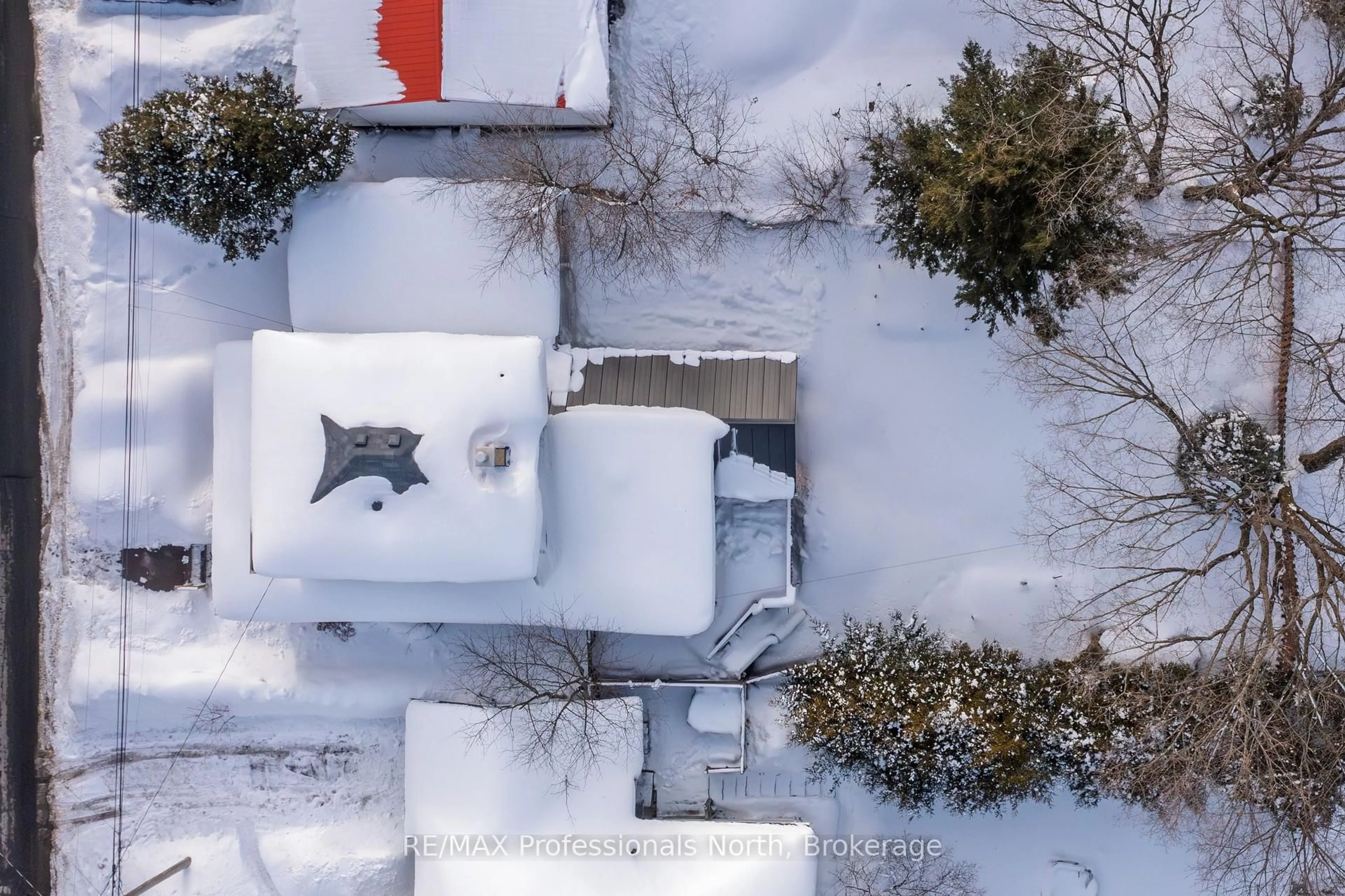 A pic from outside/outdoor area/front of a property/back of a property/a pic from drone, street for 10 Florence St, Huntsville Ontario P1H 1T2