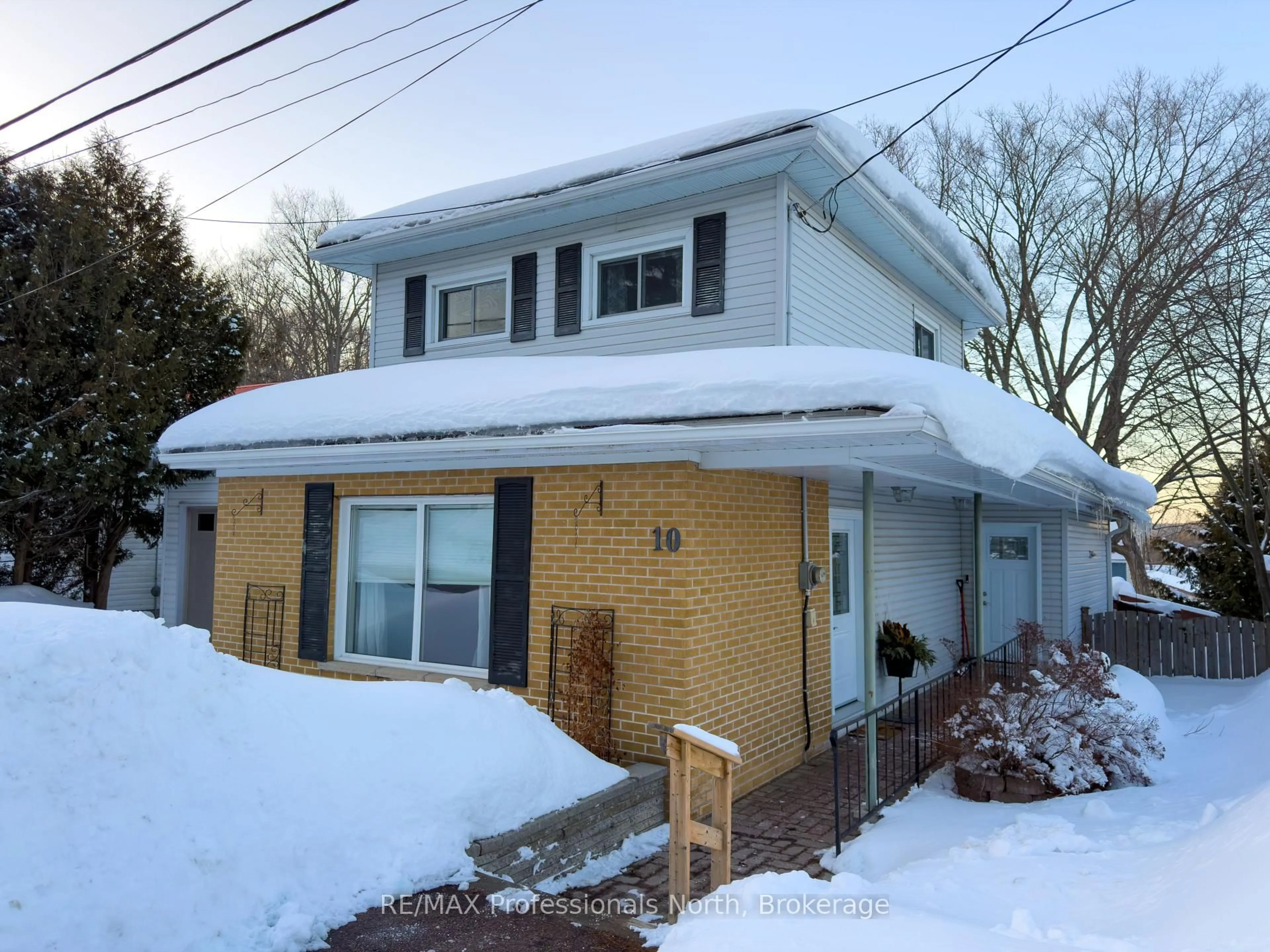 Home with vinyl exterior material, street for 10 Florence St, Huntsville Ontario P1H 1T2