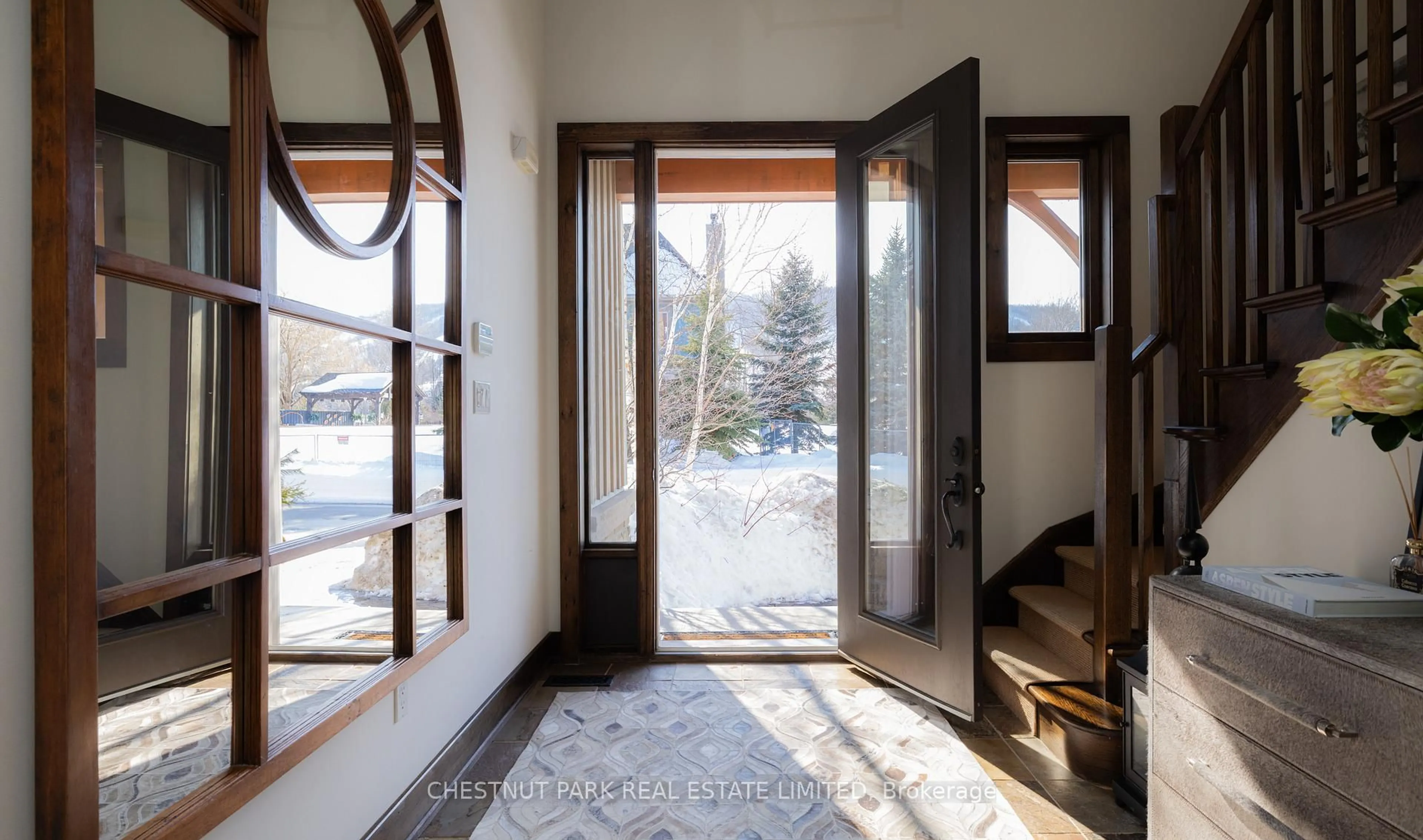 Indoor entryway for 146 National Dr, Blue Mountains Ontario L9Y 0B7