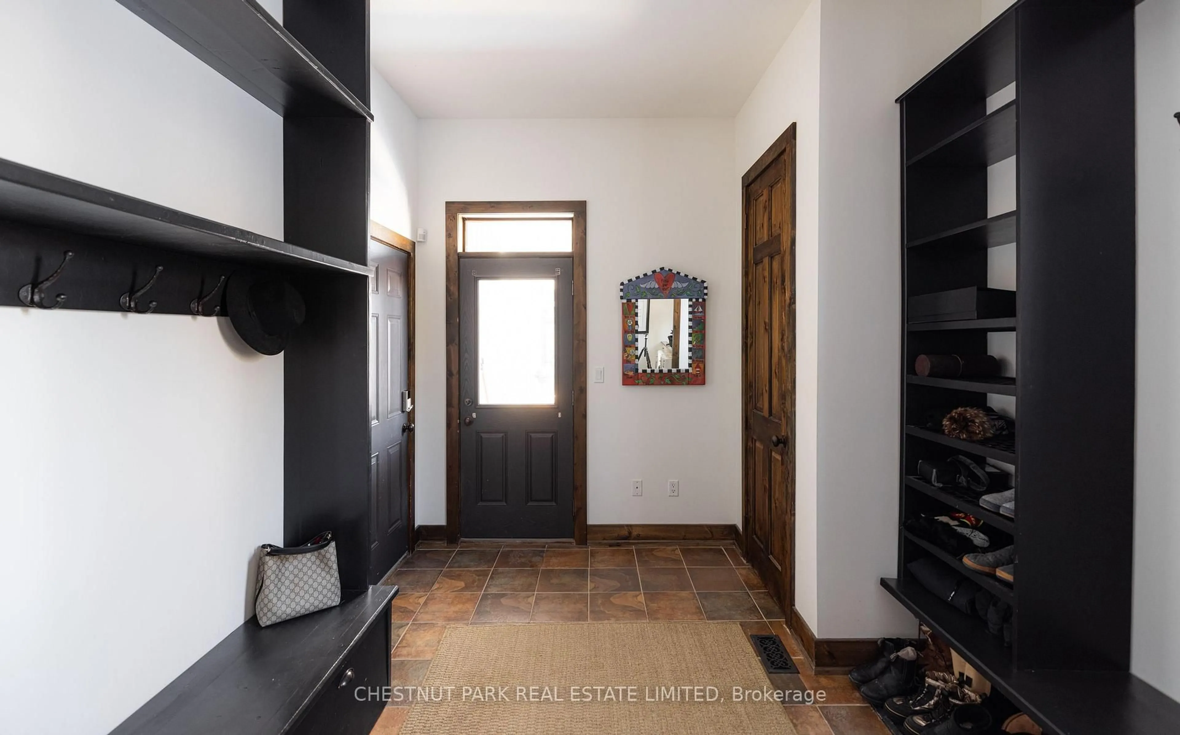 Indoor entryway for 146 National Dr, Blue Mountains Ontario L9Y 0B7