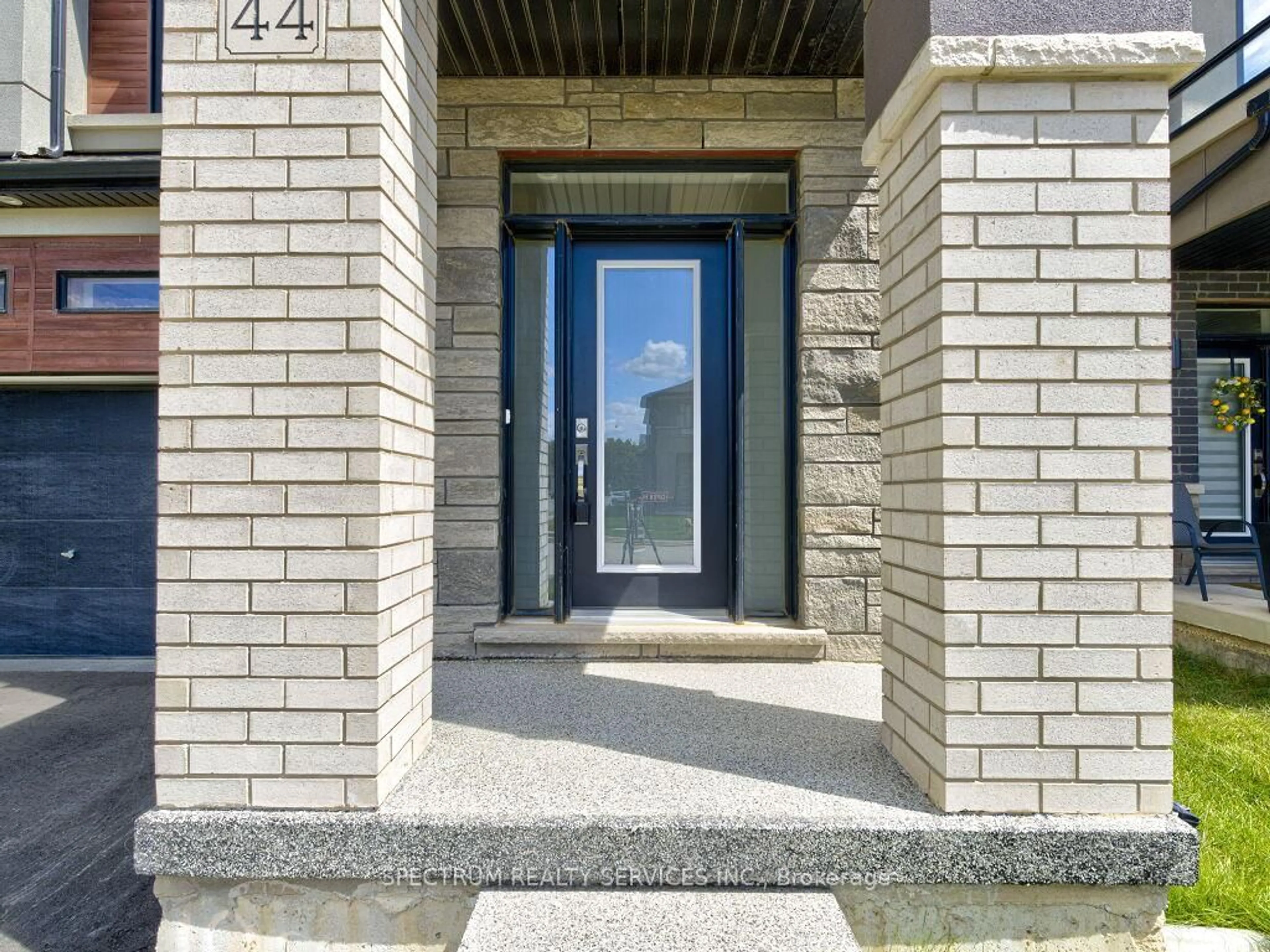 Indoor entryway for 44 Dennis Ave, Brantford Ontario N3V 0B9