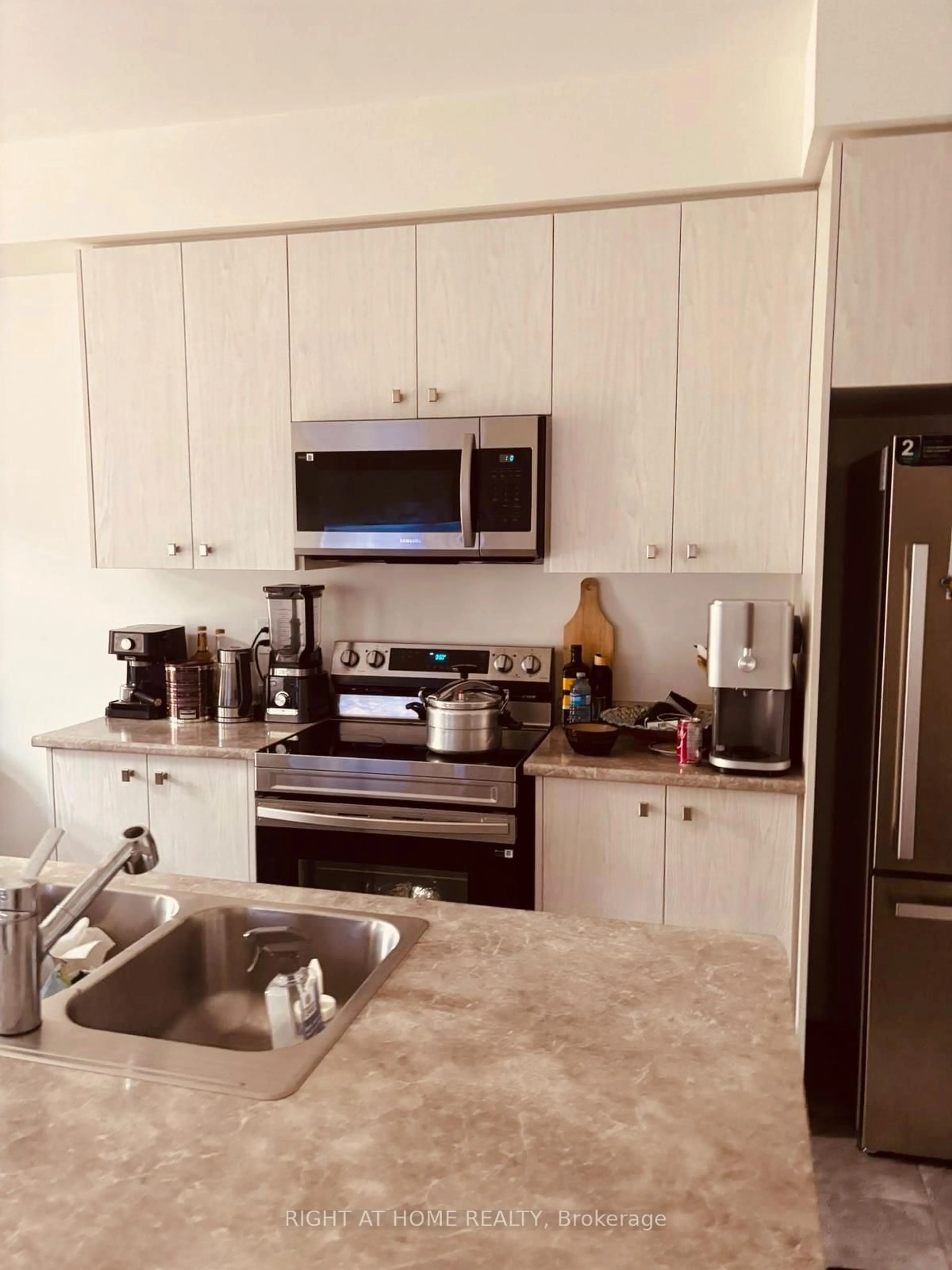 Standard kitchen, unknown for 12 Lonsdale Rd, Haldimand Ontario N3W 0J7
